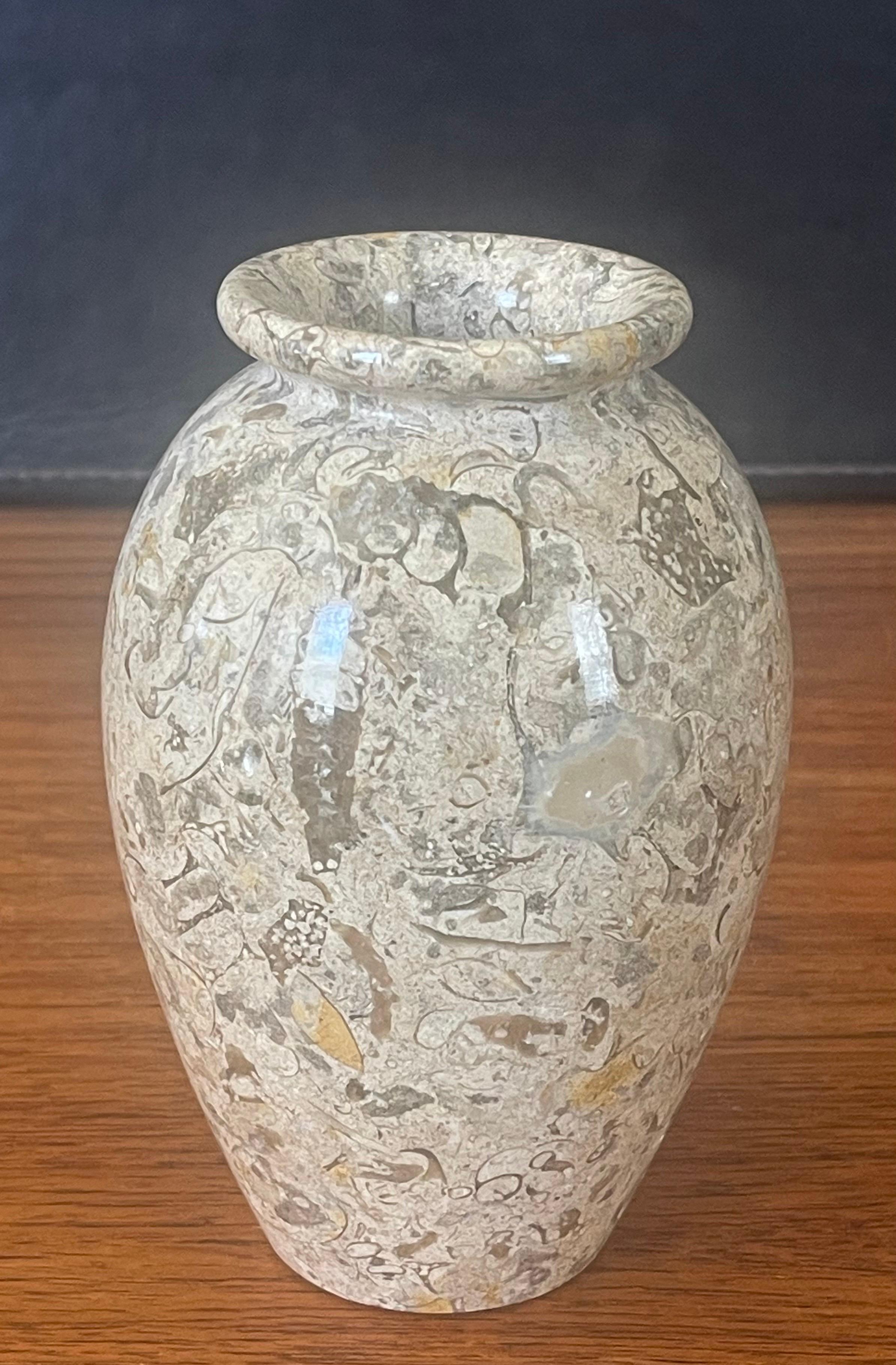 Petit vase en marbre italien post-moderne, vers les années 1970. Le vase est principalement de couleur havane foncé, mais il présente des veines de couleur crème, noire et grise. Le vase est en très bon état vintage, sans éclats ni fissures et