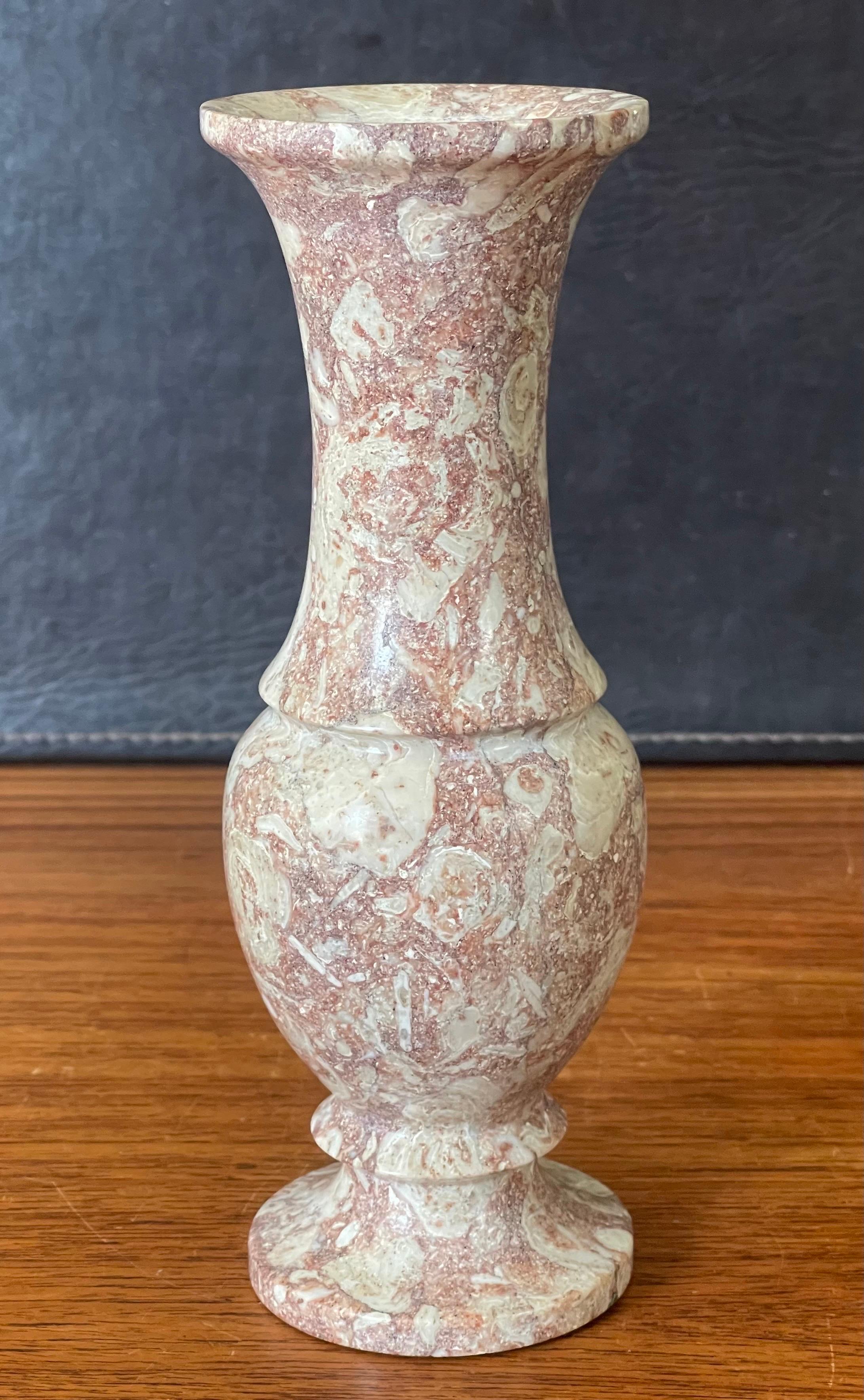 Magnifique vase en marbre italien post-moderne, datant des années 1970.  Des mouchetures de couleur beige, marron et crème sont visibles sur l'ensemble du vase. La pièce est en très bon état vintage, sans éclats ni fissures, et mesure 3,5 