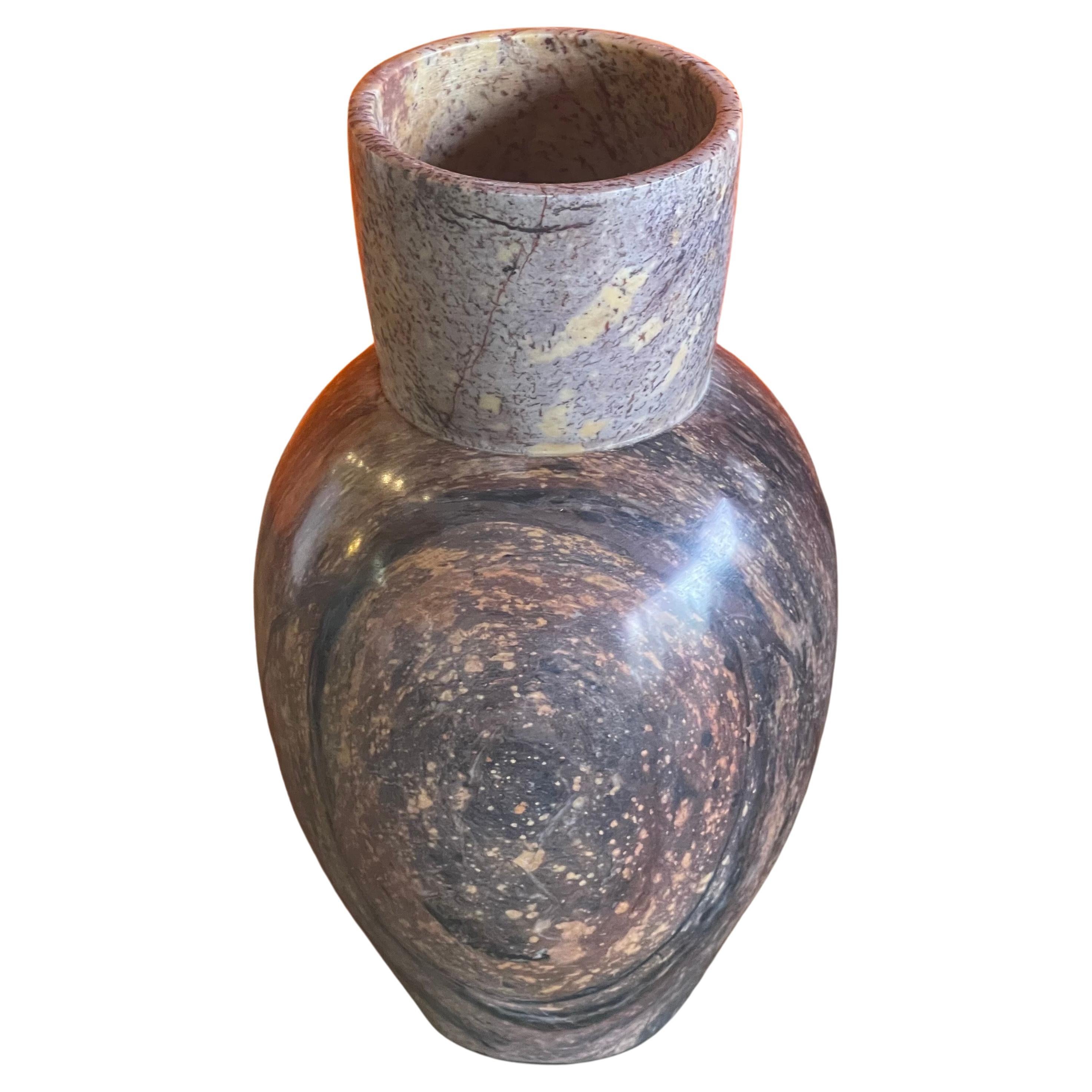 Piccolo vaso di marmo italiano postmoderno, anni '1980 circa. Il vaso è principalmente di colore marrone scuro, ma presenta venature crema, nere e grigie. Il vaso è in ottime condizioni vintage, senza scheggiature o crepe, e misura 5.25 