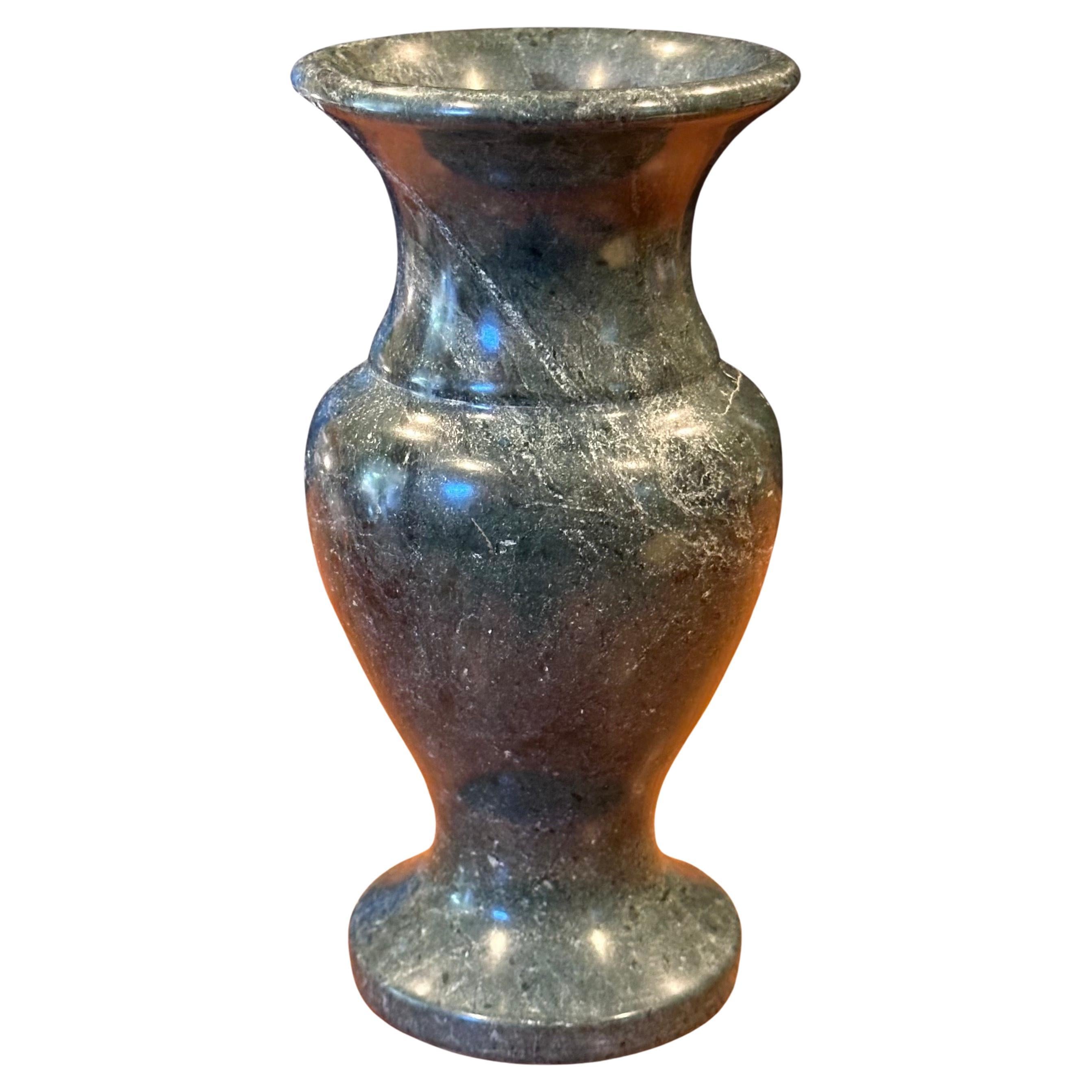 Pequeño jarrón posmoderno italiano de mármol, hacia la década de 1980. El jarrón es principalmente de color verde oscuro, pero tiene vetas negras y grises por todas partes. El jarrón está en muy buen estado vintage, sin astillas ni grietas, y mide