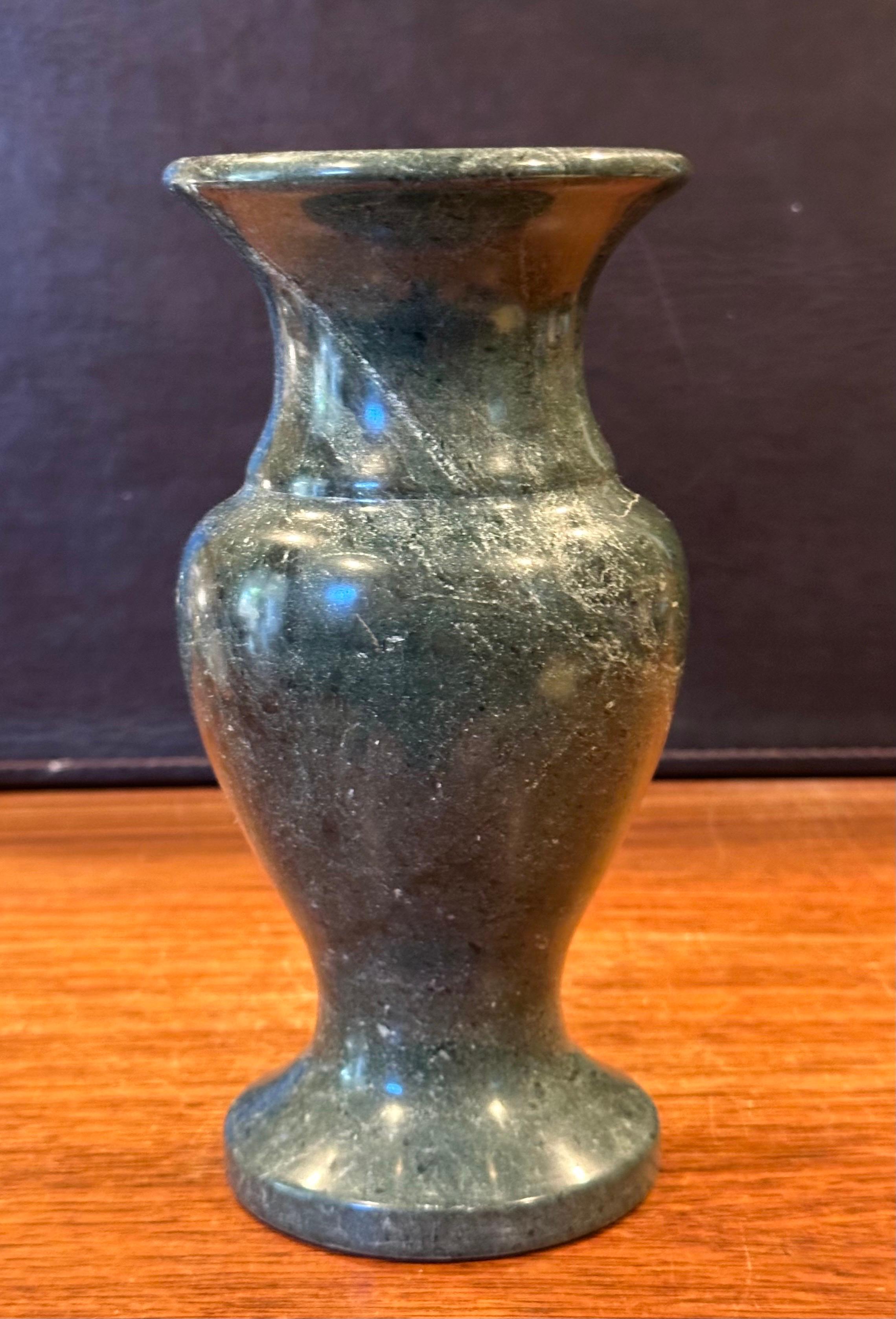 Jarrón de mármol italiano postmoderno Posmoderno en venta
