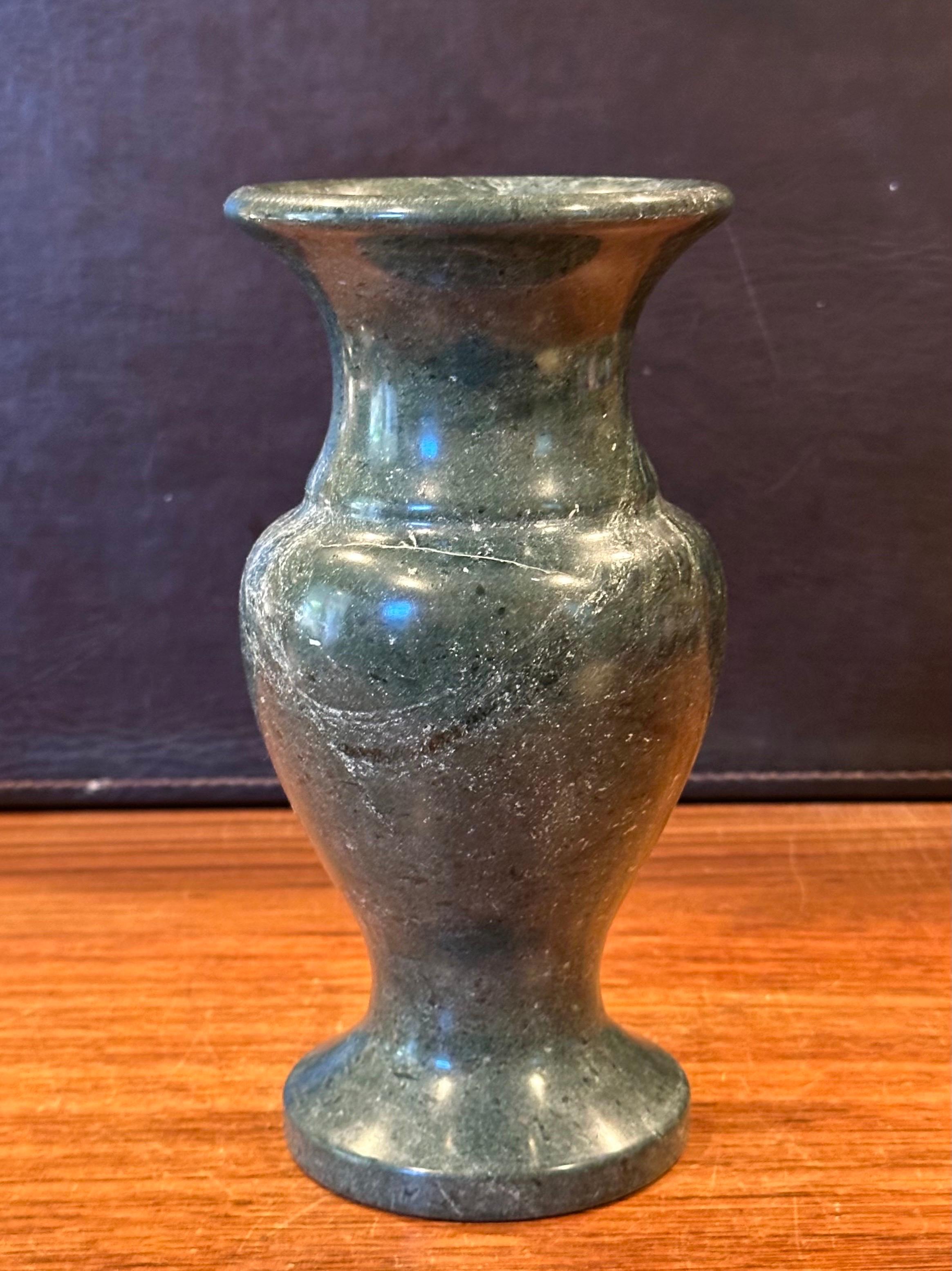 Jarrón de mármol italiano postmoderno Italiano en venta