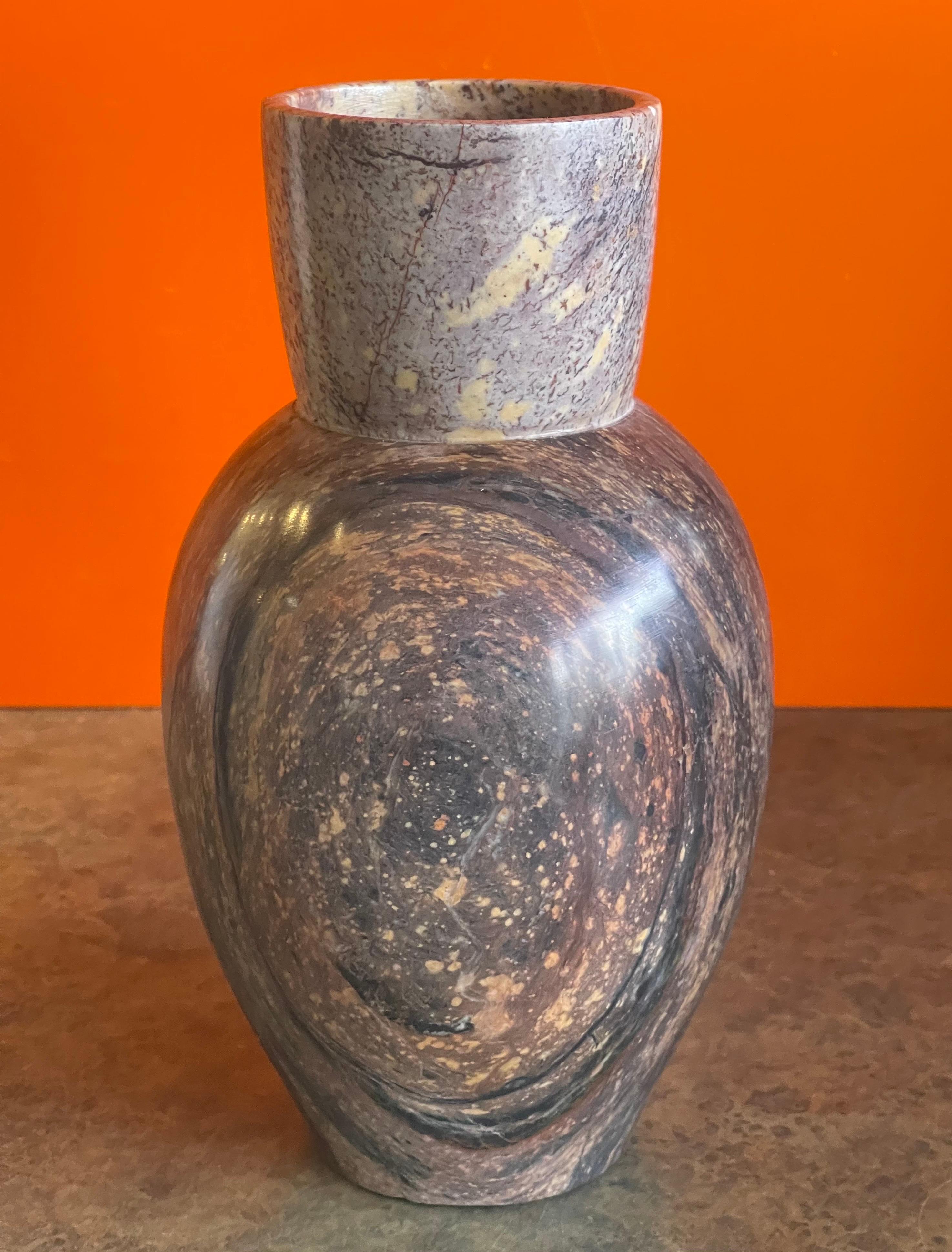 Vaso di marmo italiano postmoderno In condizioni buone in vendita a San Diego, CA