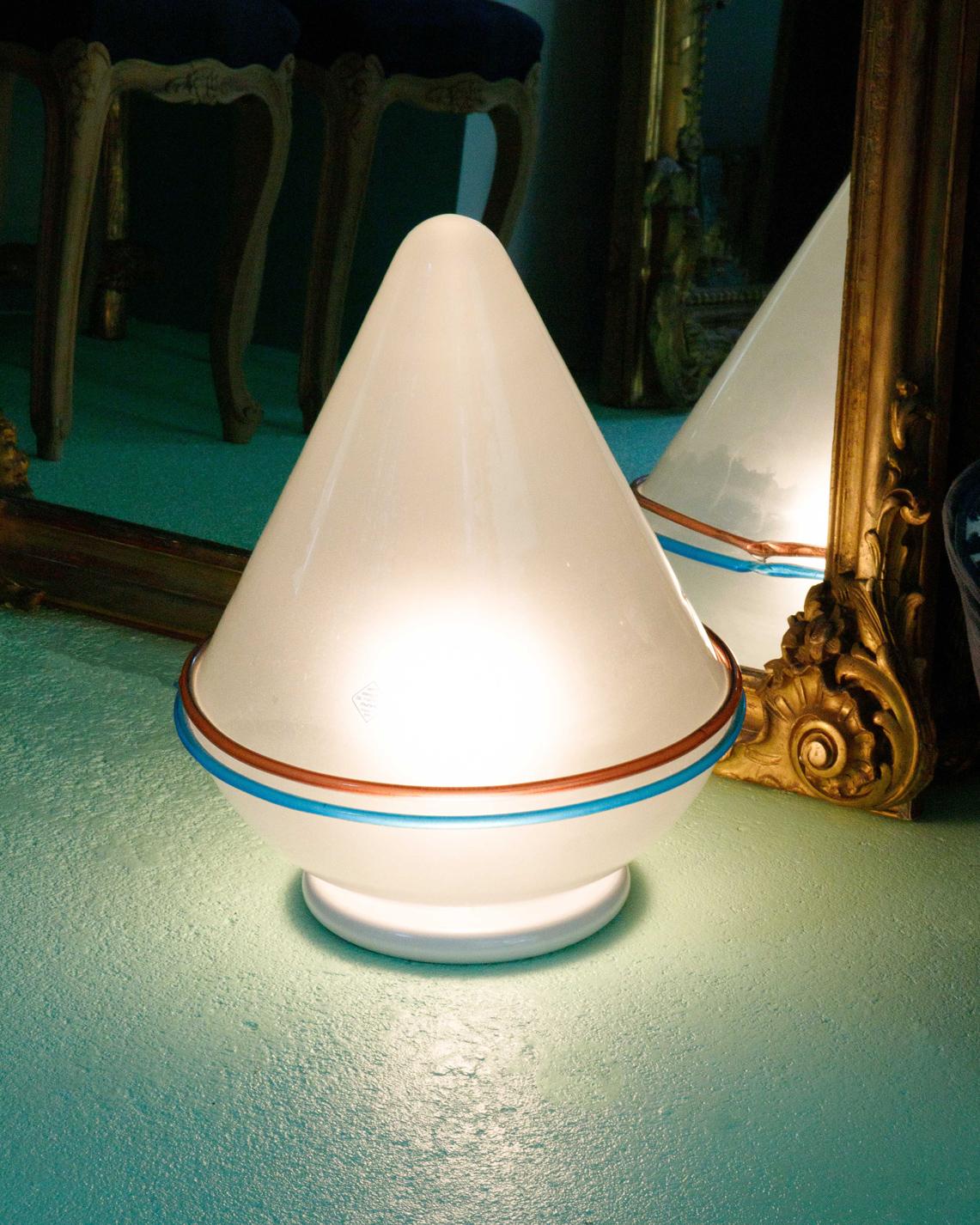 Postmoderne italienische Tischlampe aus Murano-Glas mit Kegel für De Majo Luce im Angebot 1