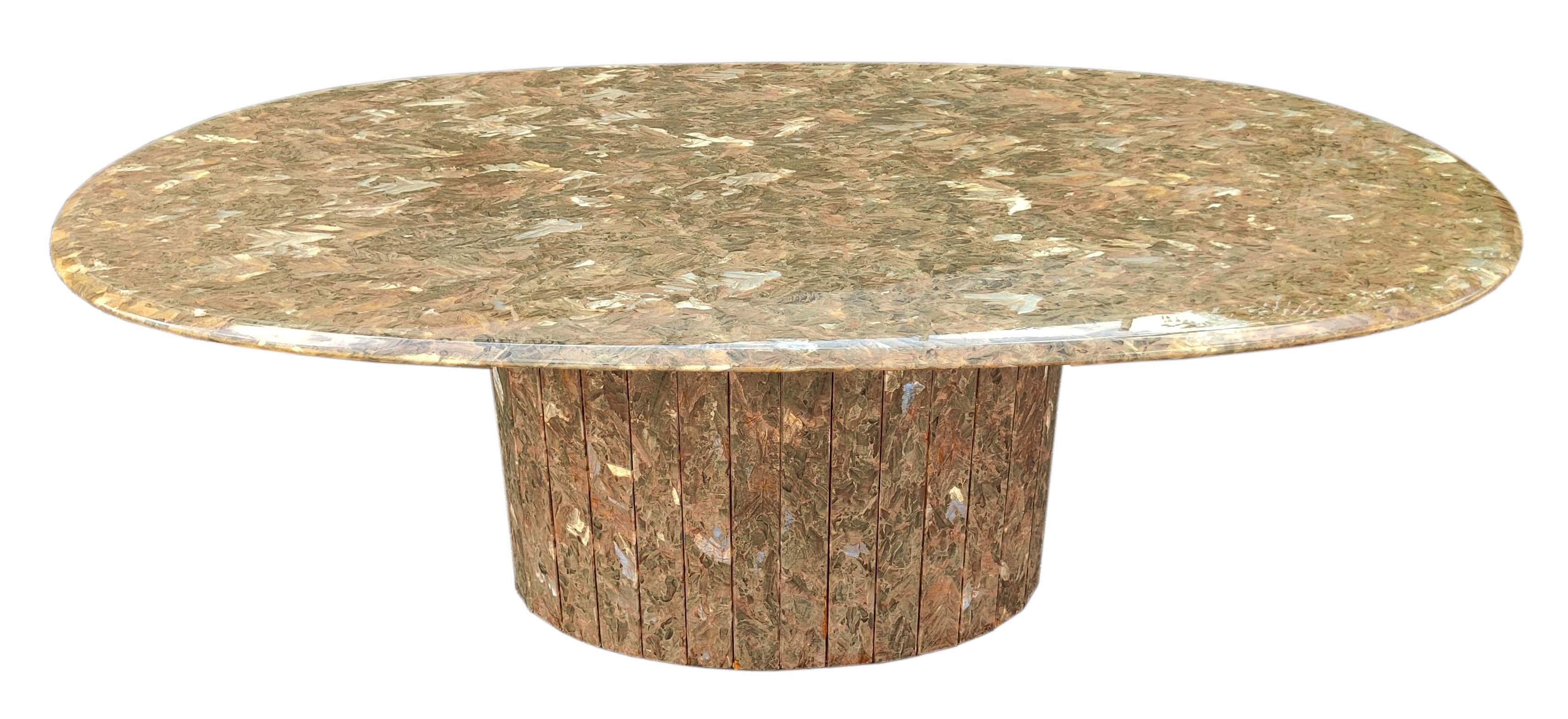 Européen Table de salle à manger italienne post-moderne à plateau ovale piédestal base cristal albâtre marbre en vente