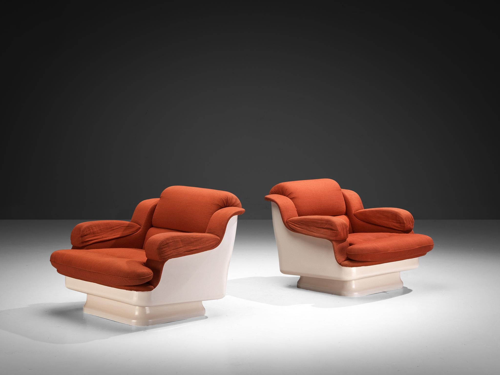 Paar Loungesessel, Stoff, Fiberglas, Italien, 1970er Jahre

Dieses Design spiegelt den Geist der 1970er Jahre wider,  zeichnet sich durch kühne und unkonventionelle MATERIALIEN aus und legt den Schwerpunkt auf Komfort. Die Loungesessel ruhen auf