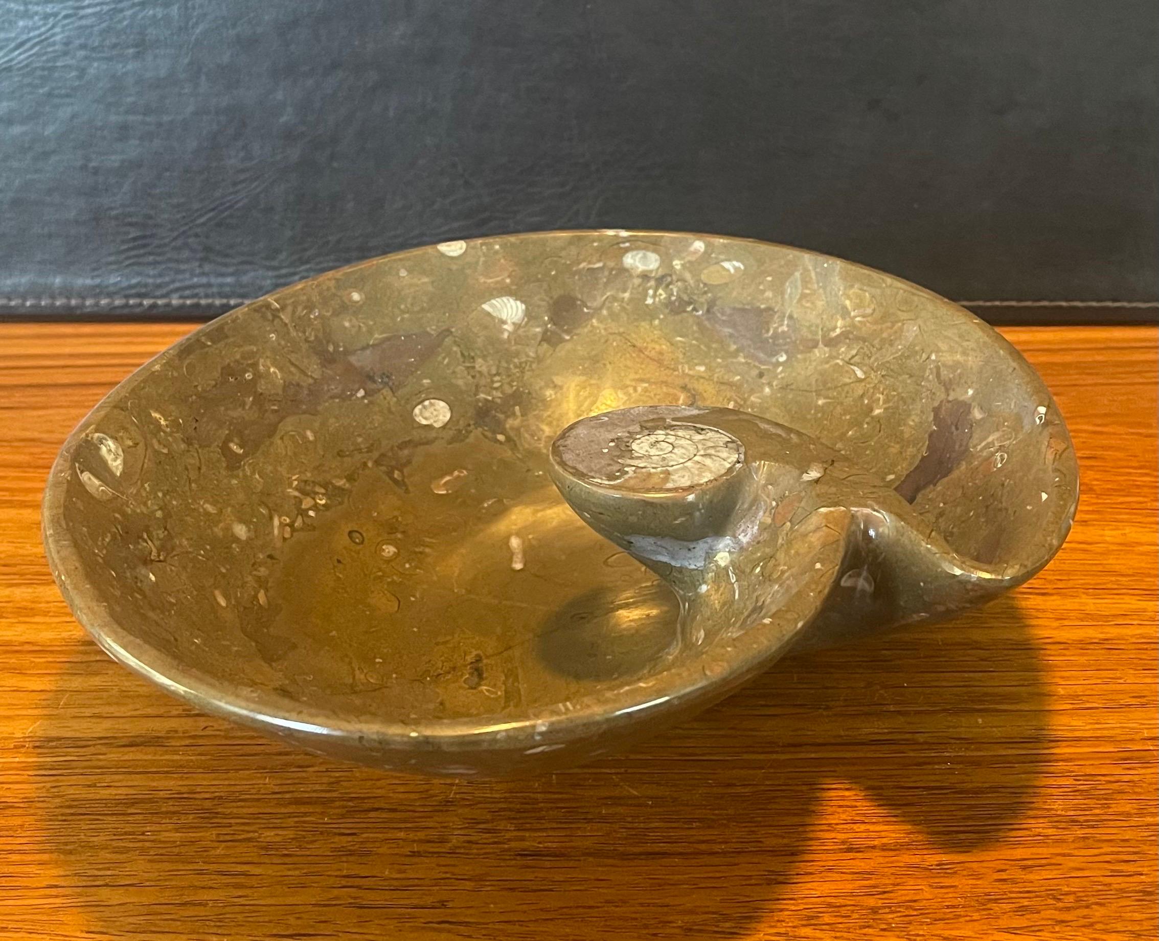 Mid-century Italian polished marble fruit bowl / centerpiece, circa 1980s. The bowl is in very good vintage condition and measures 11.5