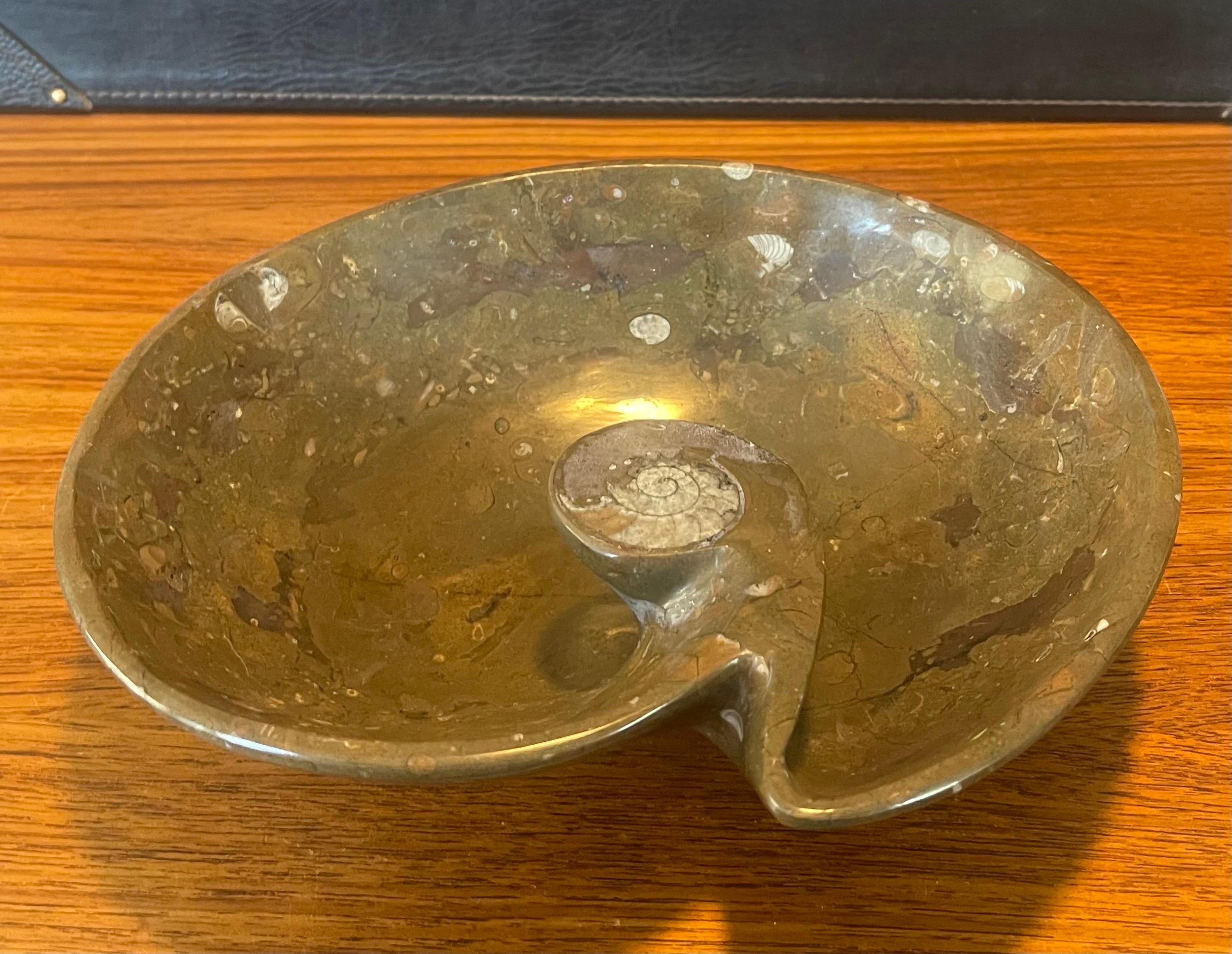 Post-Modern Italian Polished Marble Shell Shaped Bowl In Good Condition For Sale In San Diego, CA