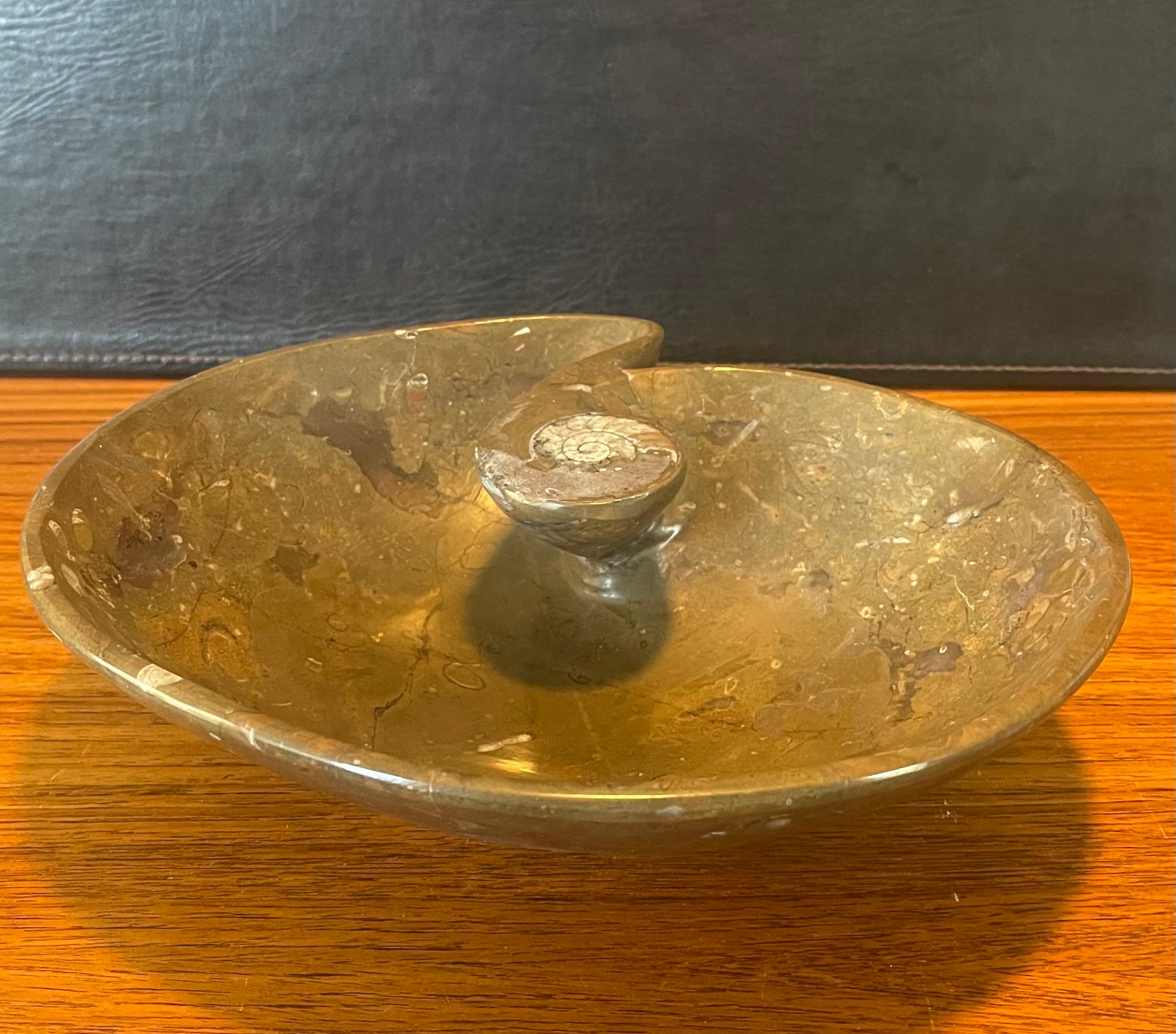 Post-Modern Italian Polished Marble Shell Shaped Bowl For Sale 3