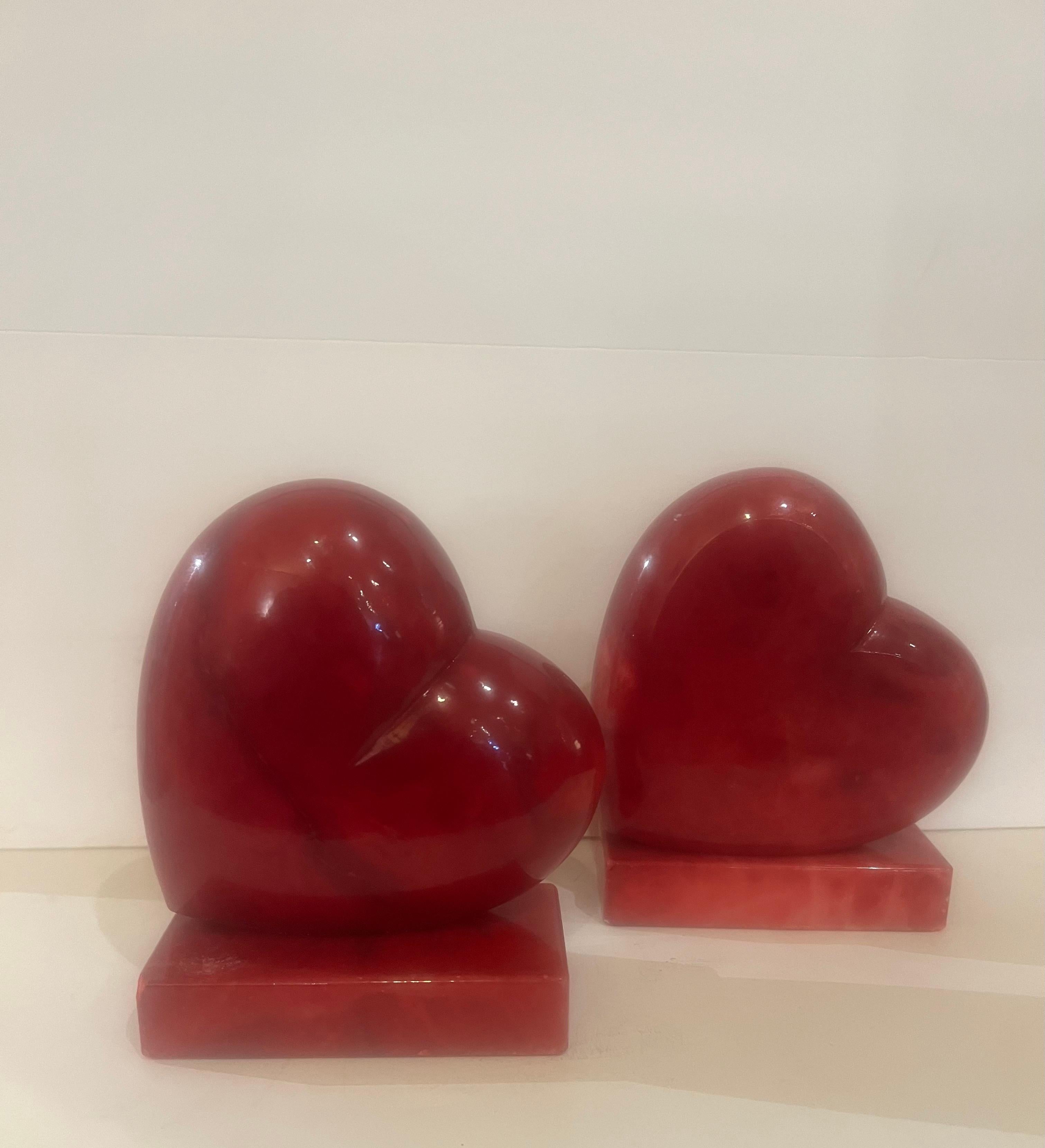 Postmoderne italienische rote Herde Buchstützen aus rotem Alabaster Stone (Italienisch) im Angebot