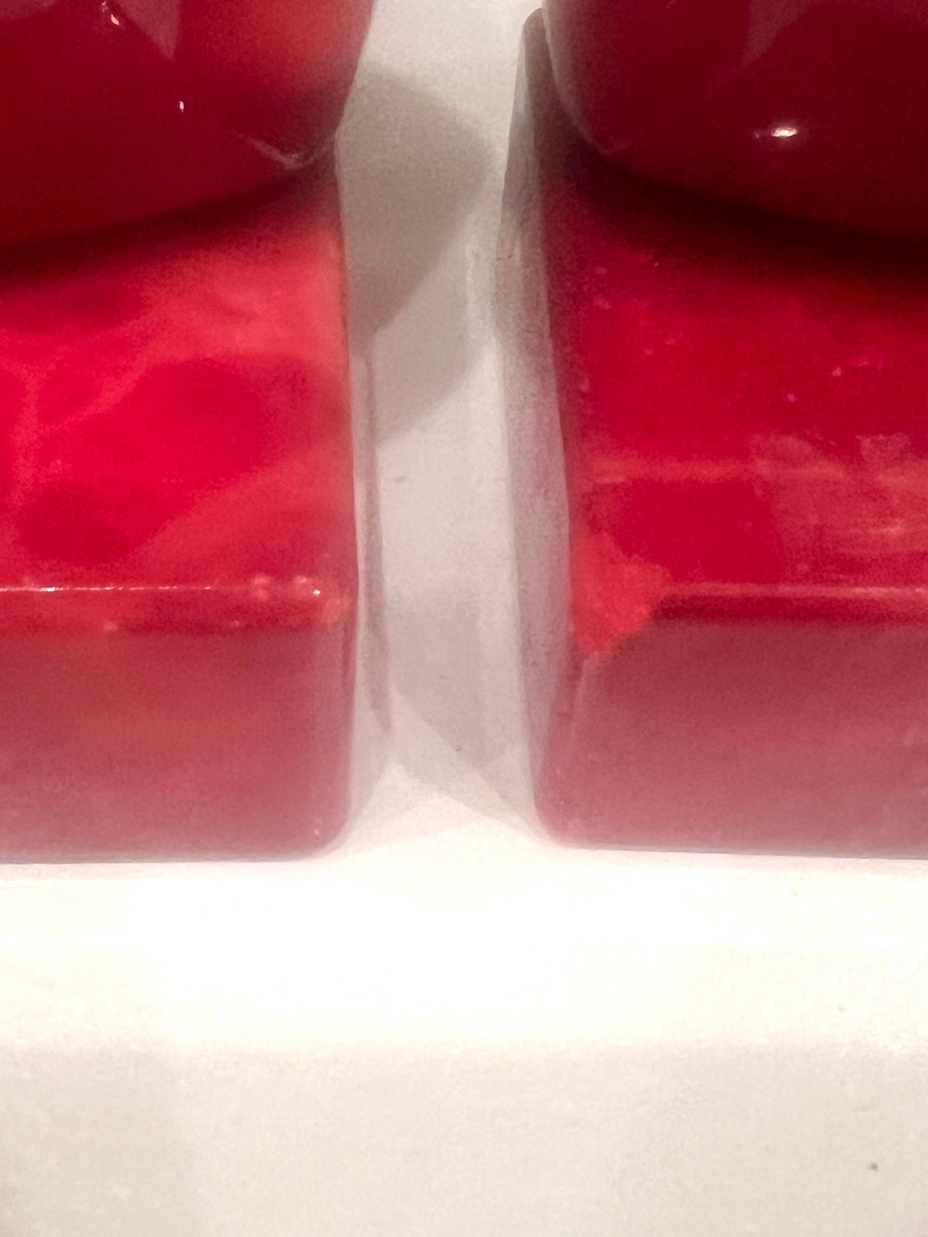 Postmoderne italienische rote Herde Buchstützen aus rotem Alabaster Stone (20. Jahrhundert) im Angebot