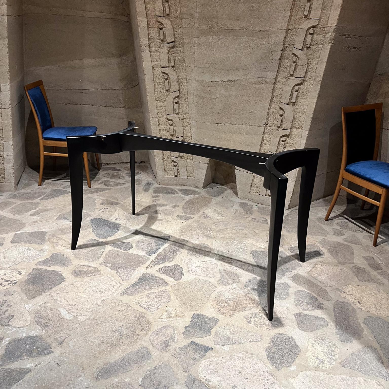 Ensemble de tables à manger sculpturales italiennes post-modernes six chaises Italie en vente 4