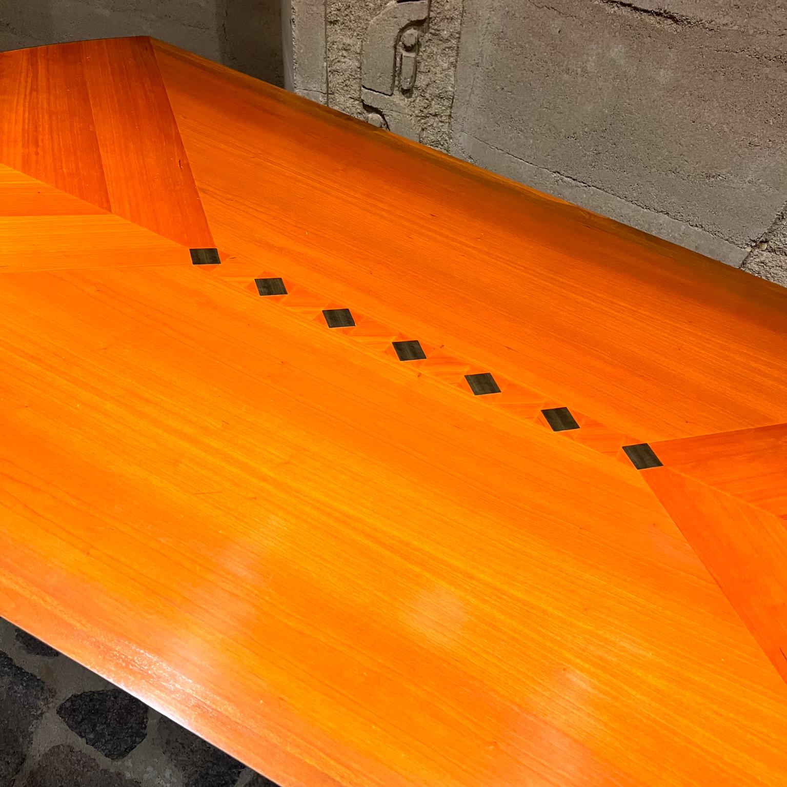 Ensemble de tables à manger sculpturales italiennes post-modernes six chaises Italie Bon état - En vente à Chula Vista, CA