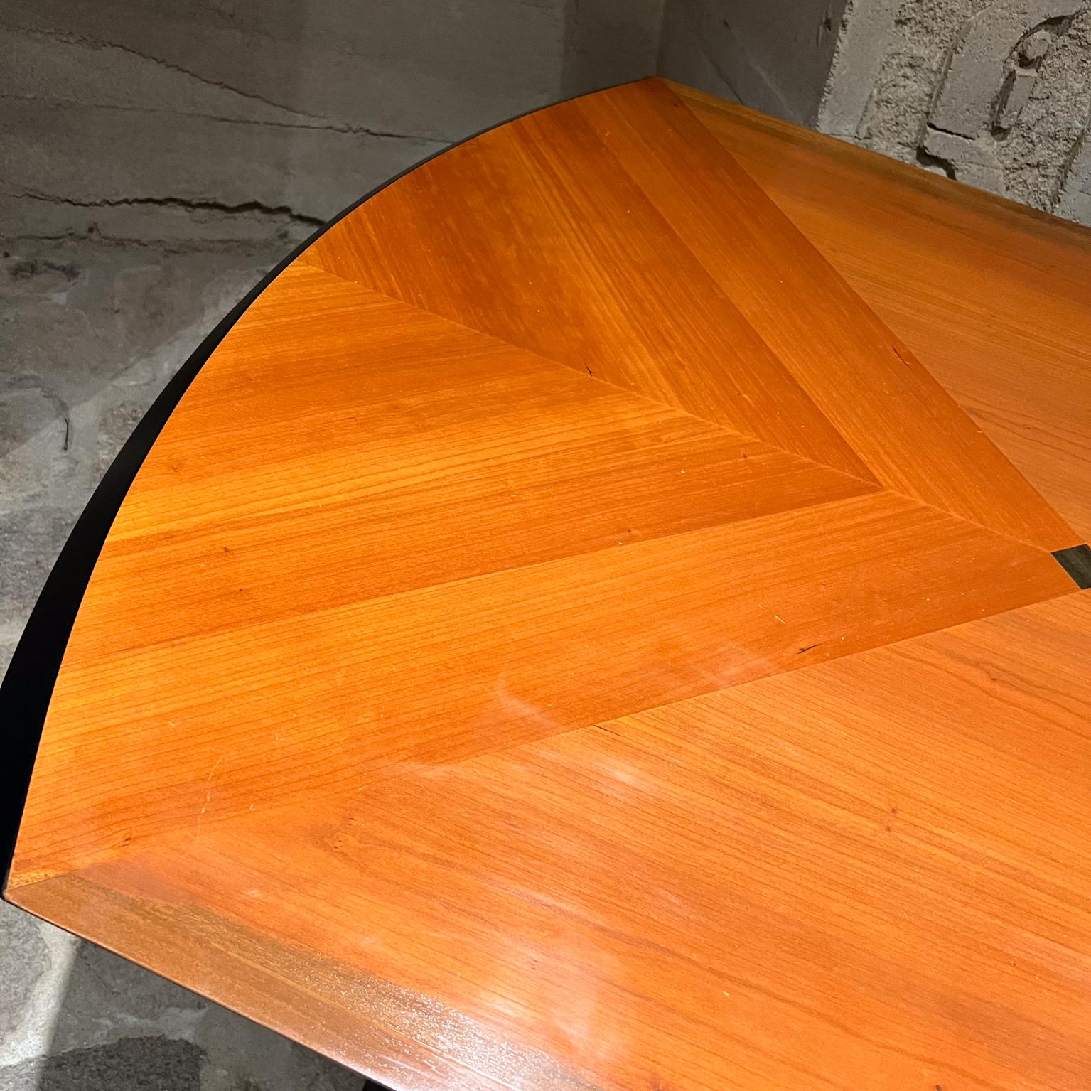 20ième siècle Ensemble de tables à manger sculpturales italiennes post-modernes six chaises Italie en vente
