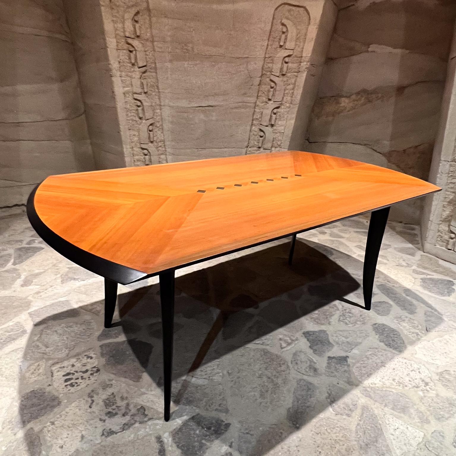 Tissu Ensemble de tables à manger sculpturales italiennes post-modernes six chaises Italie en vente