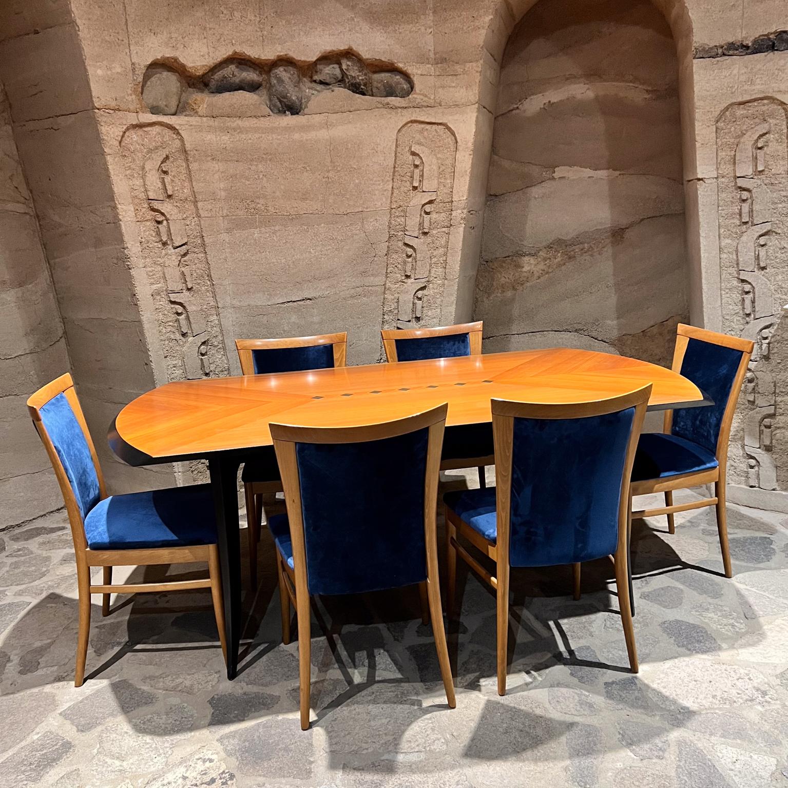 Ensemble de tables à manger sculpturales italiennes post-modernes six chaises Italie en vente 1
