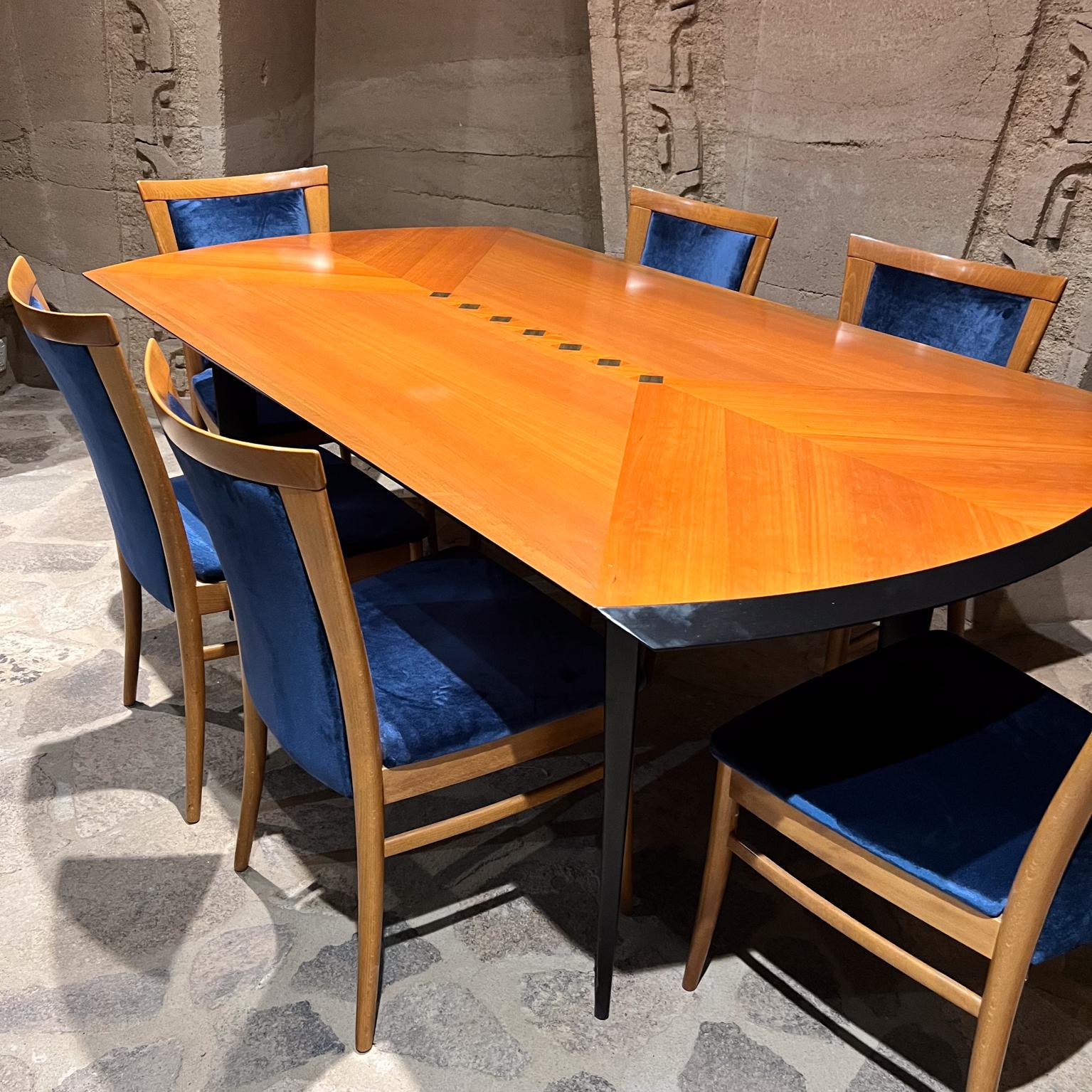 Ensemble de tables à manger sculpturales italiennes post-modernes six chaises Italie en vente 2