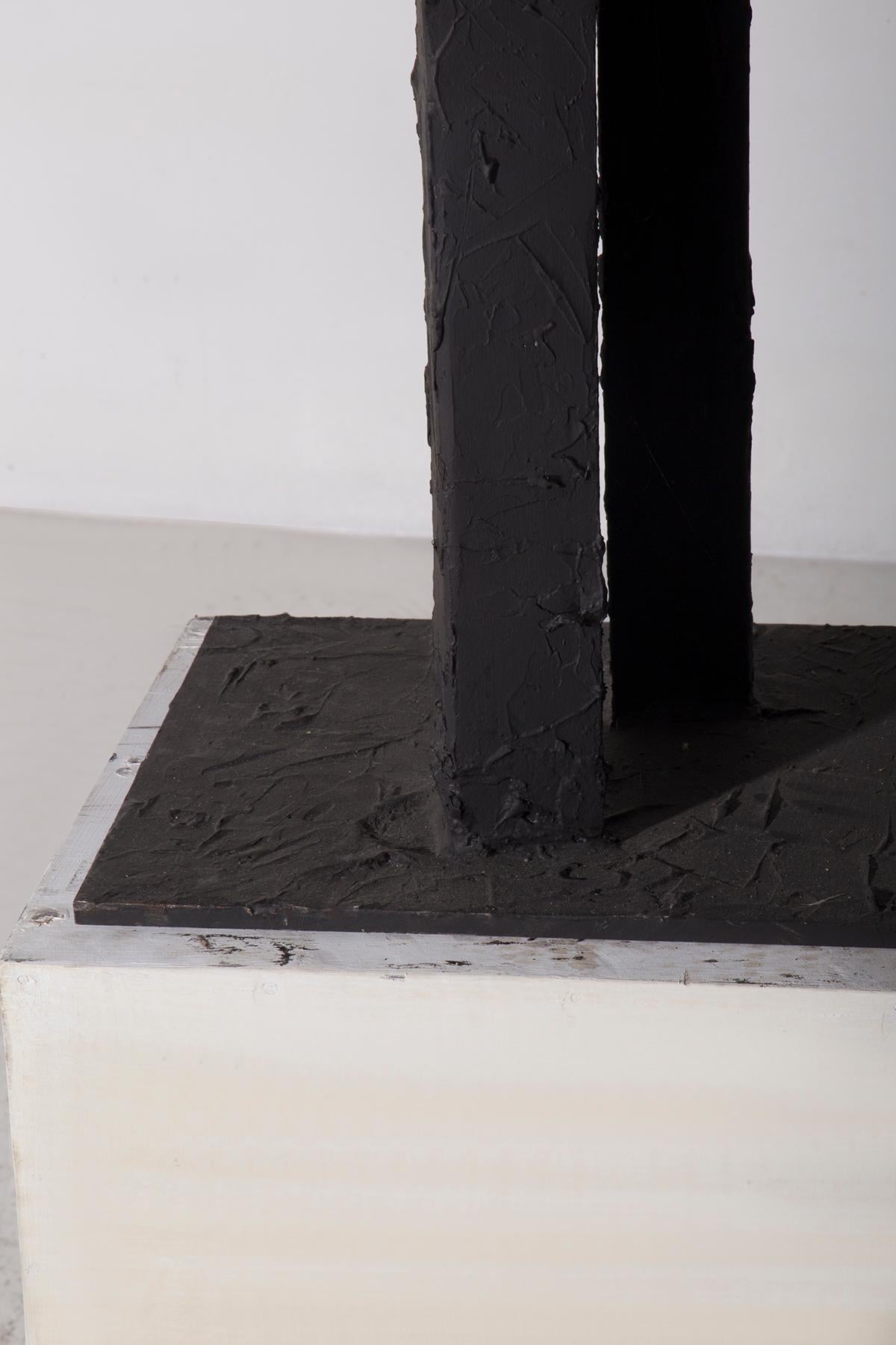 Esta escultura de los años ochenta es un poderoso testimonio del arte moderno abstracto contemporáneo, una obra que encarna la esencia del diseño industrial transformado en poesía visual. Creada por el talentoso artista mantuano Brunelli Mario, la