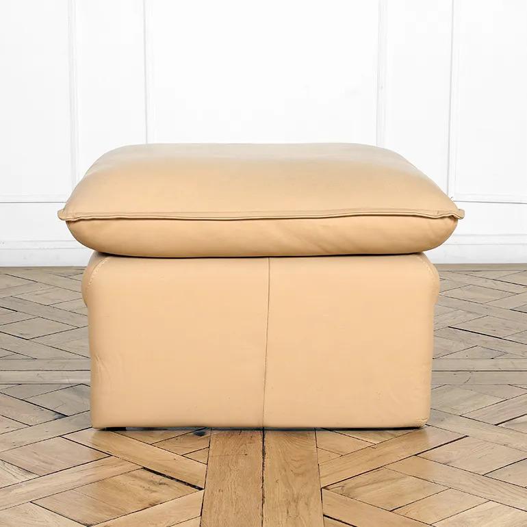 Une élégante causeuse et un ottoman italiens postmodernes de qualité supérieure de Nicoletti Salotti, tapissés de cuir tan souple avec des courbes discrètes et des accoudoirs larges et profilés. Le pouf assorti complète le design fluide de la
