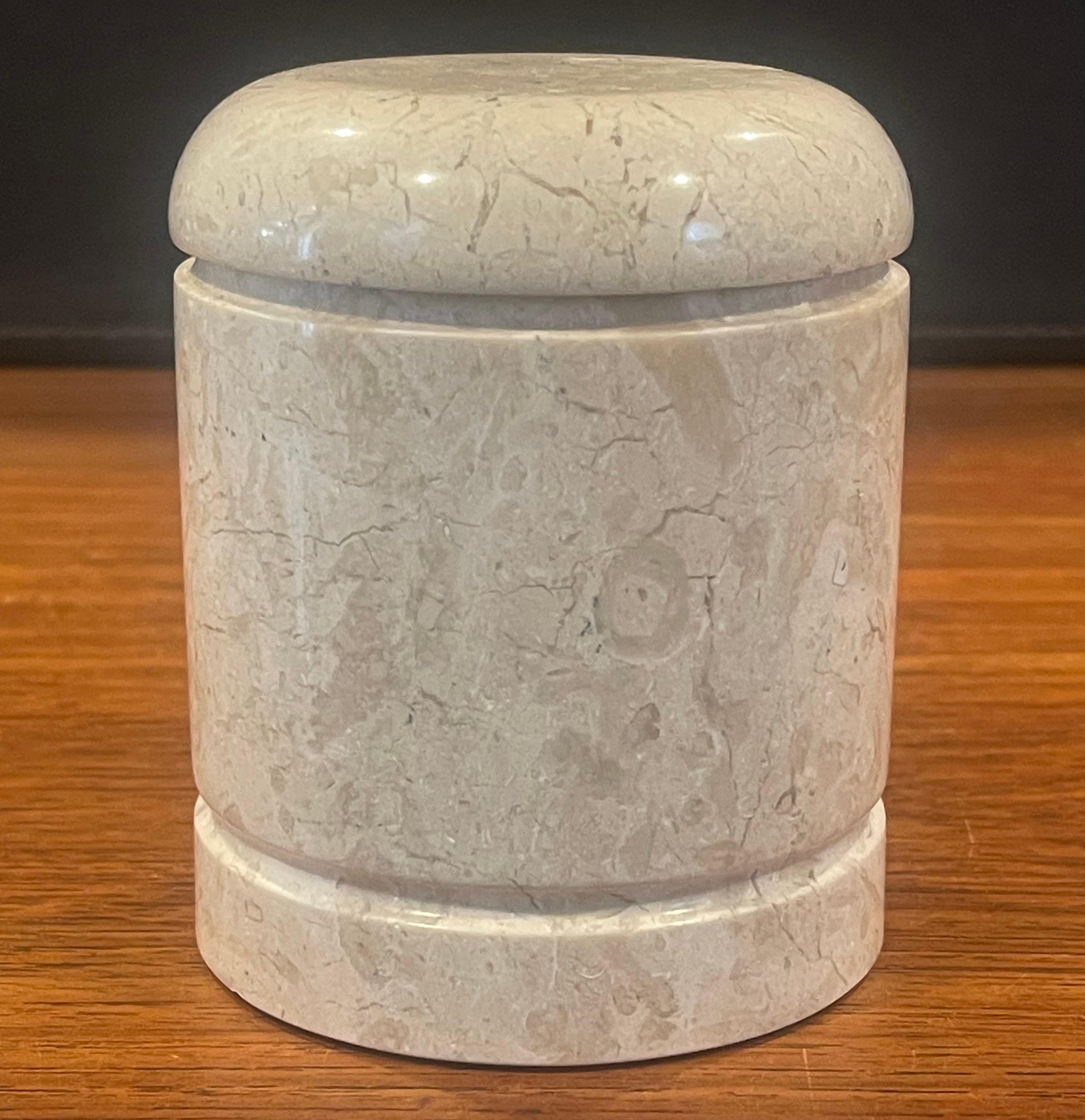 Vaso con coperchio in travertino italiano postmoderno, anni '70 circa. Il vaso è in ottime condizioni vintage, senza scheggiature o crepe e misura 3,5