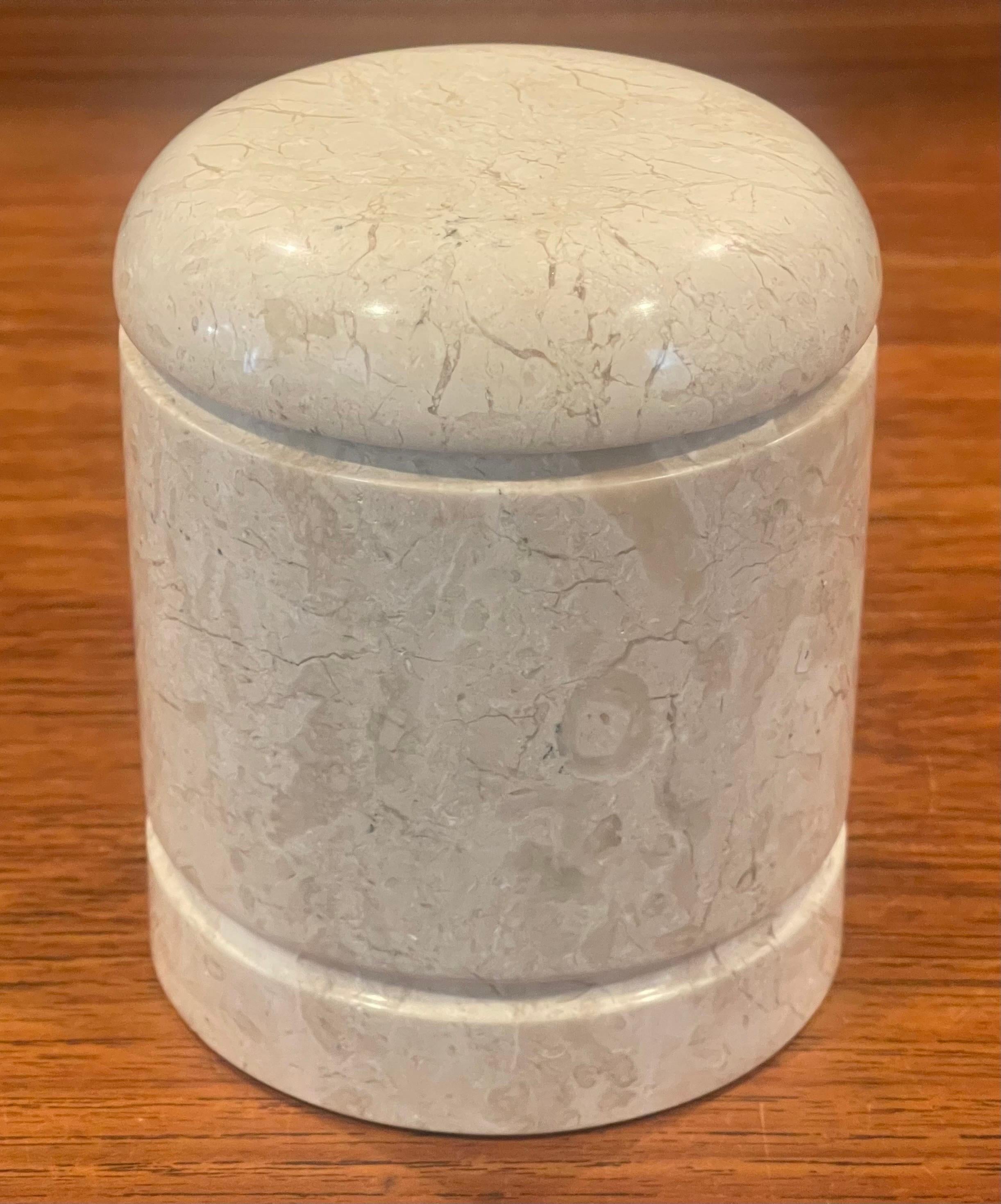 Mid-Century moderno Vaso con coperchio in travertino italiano postmoderno in vendita
