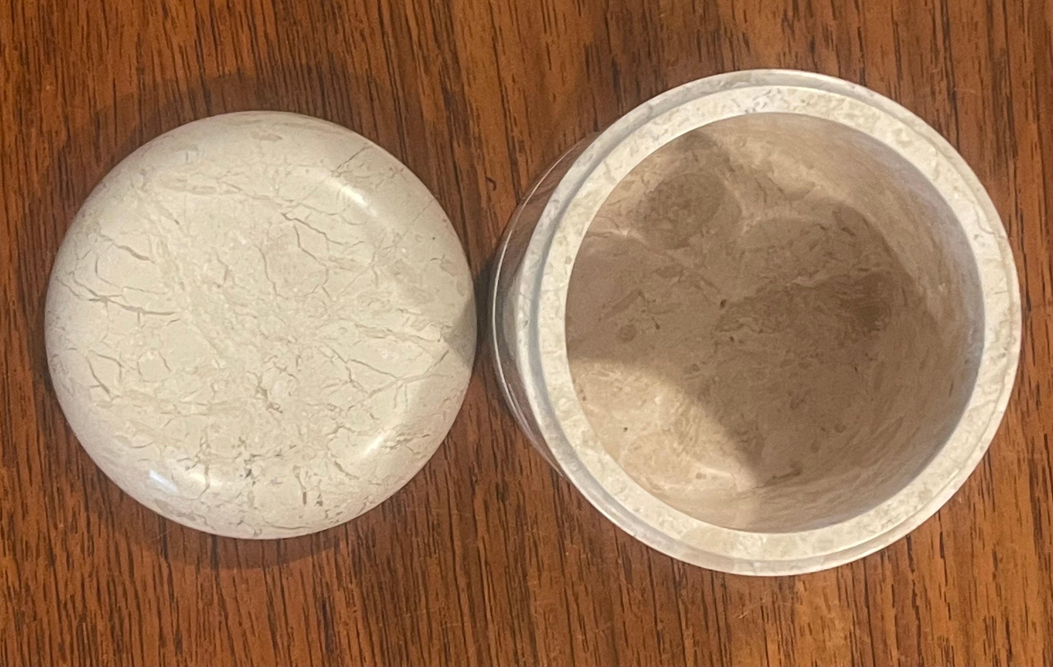 XX secolo Vaso con coperchio in travertino italiano postmoderno in vendita
