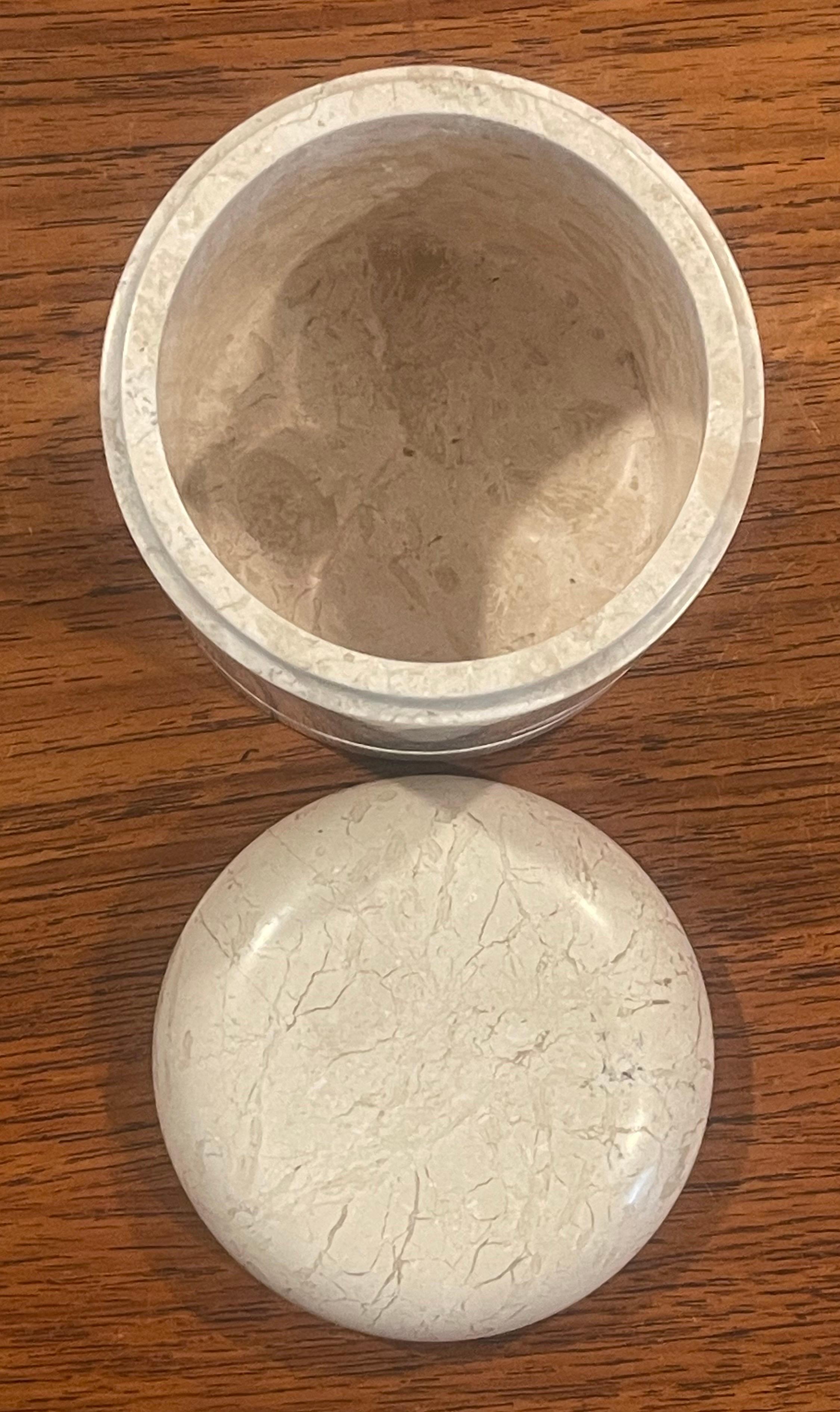 Travertino Vaso con coperchio in travertino italiano postmoderno in vendita