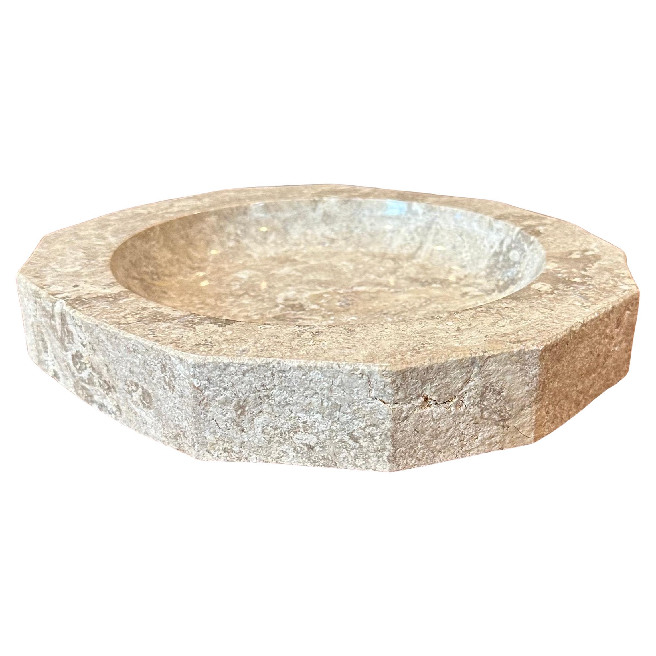 Postmodernes italienisches Travertinbecken mit niedrigem Profil / Auffangbehälter (Italienisch) im Angebot