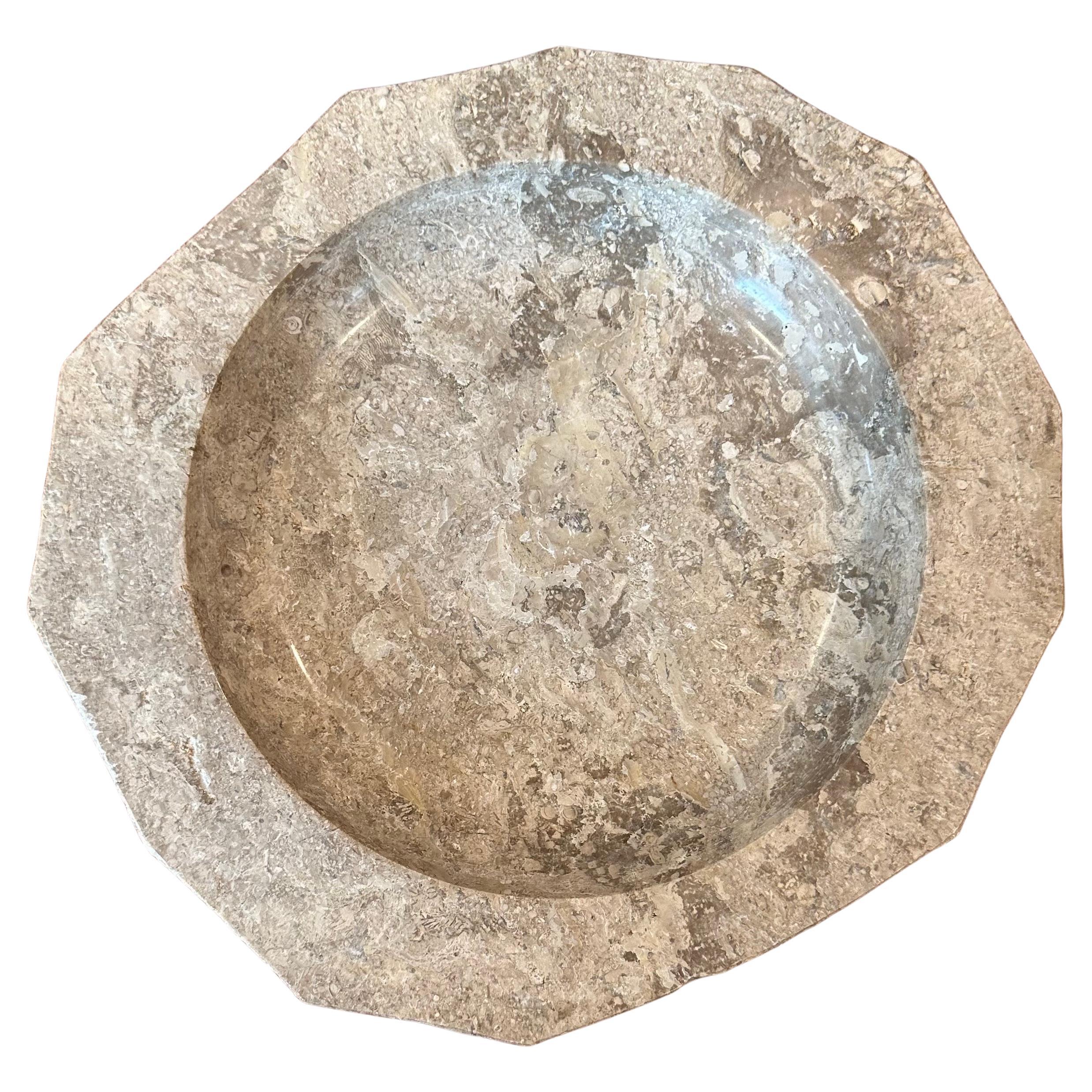 Postmodernes italienisches Travertinbecken mit niedrigem Profil / Auffangbehälter im Zustand „Gut“ im Angebot in San Diego, CA