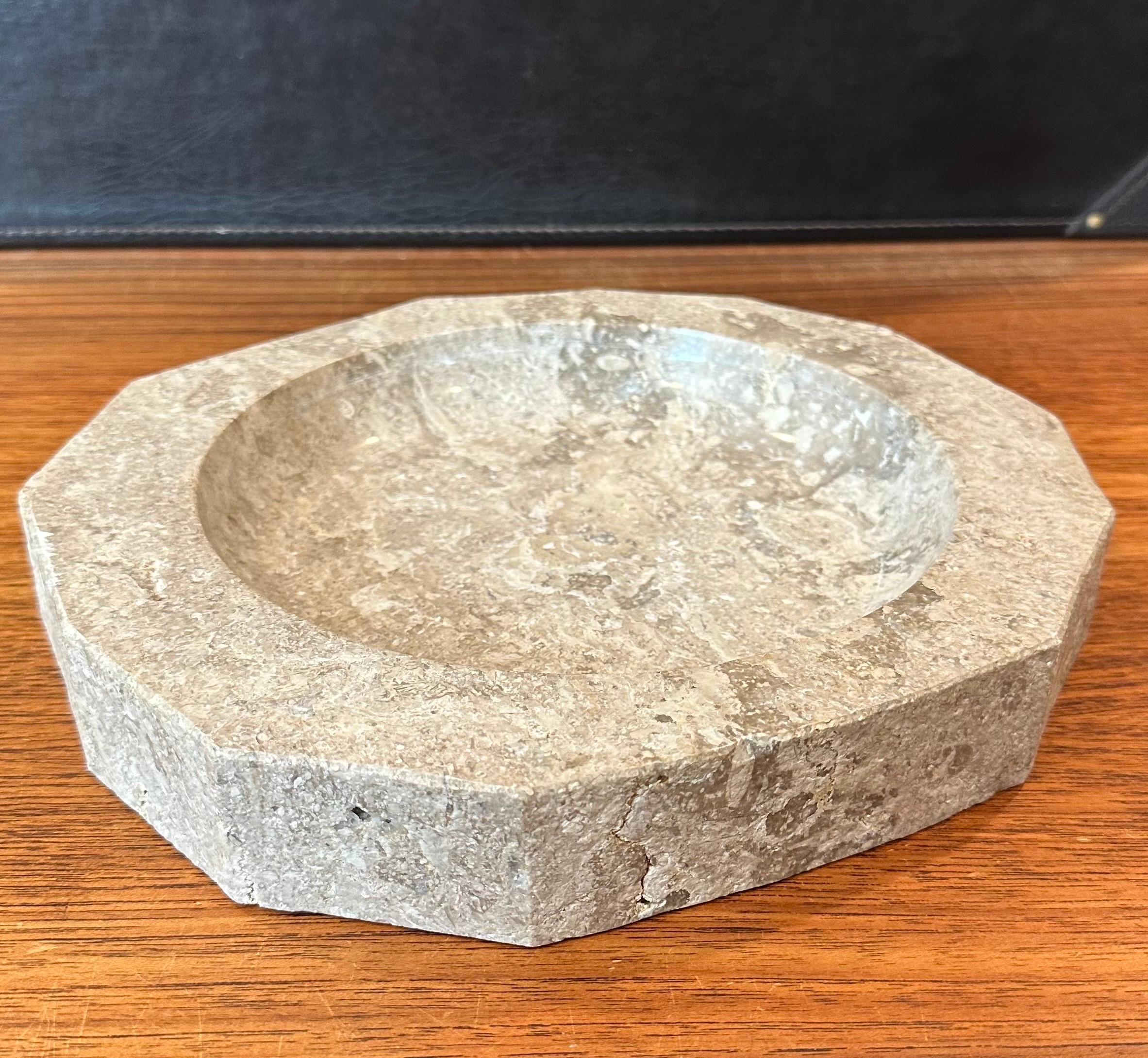 Postmodernes italienisches Travertinbecken mit niedrigem Profil / Auffangbehälter (20. Jahrhundert) im Angebot