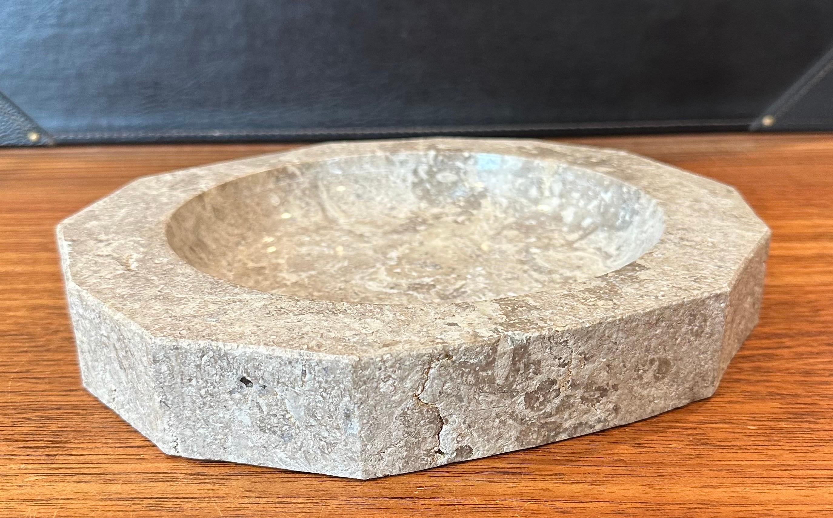 Postmodernes italienisches Travertinbecken mit niedrigem Profil / Auffangbehälter im Angebot 1