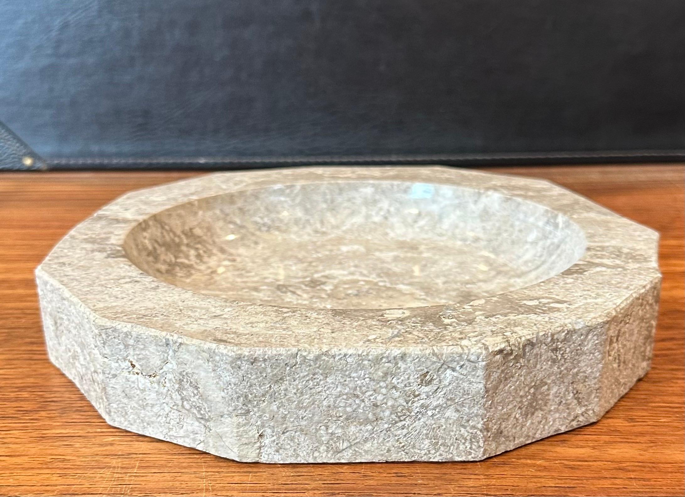 Postmodernes italienisches Travertinbecken mit niedrigem Profil / Auffangbehälter im Angebot 2