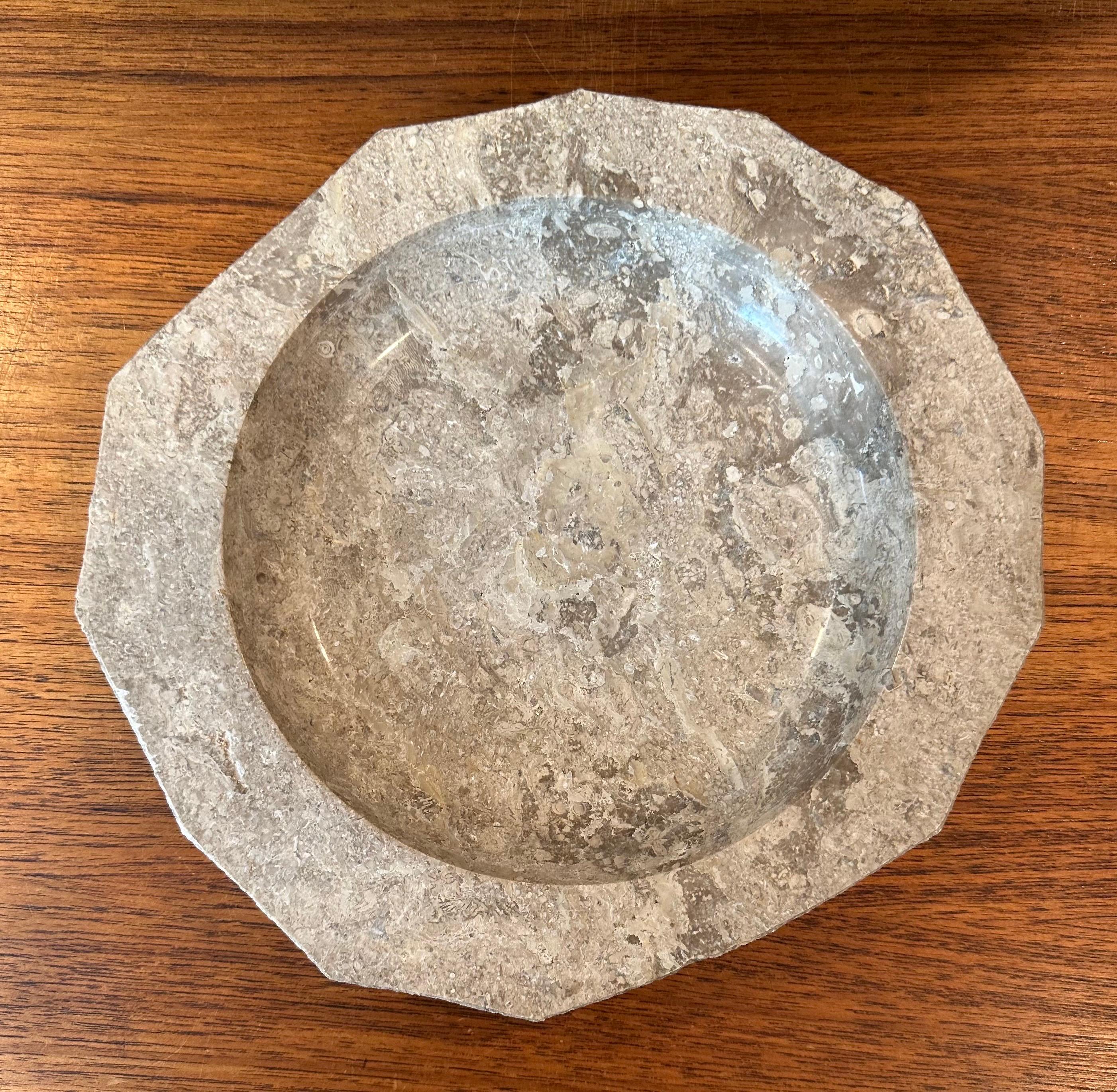 Postmodernes italienisches Travertinbecken mit niedrigem Profil / Auffangbehälter im Angebot 3