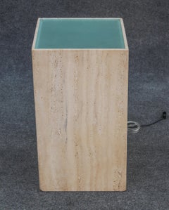 Piedistallo illuminato in marmo travertino italiano postmoderno con vetro smerigliato