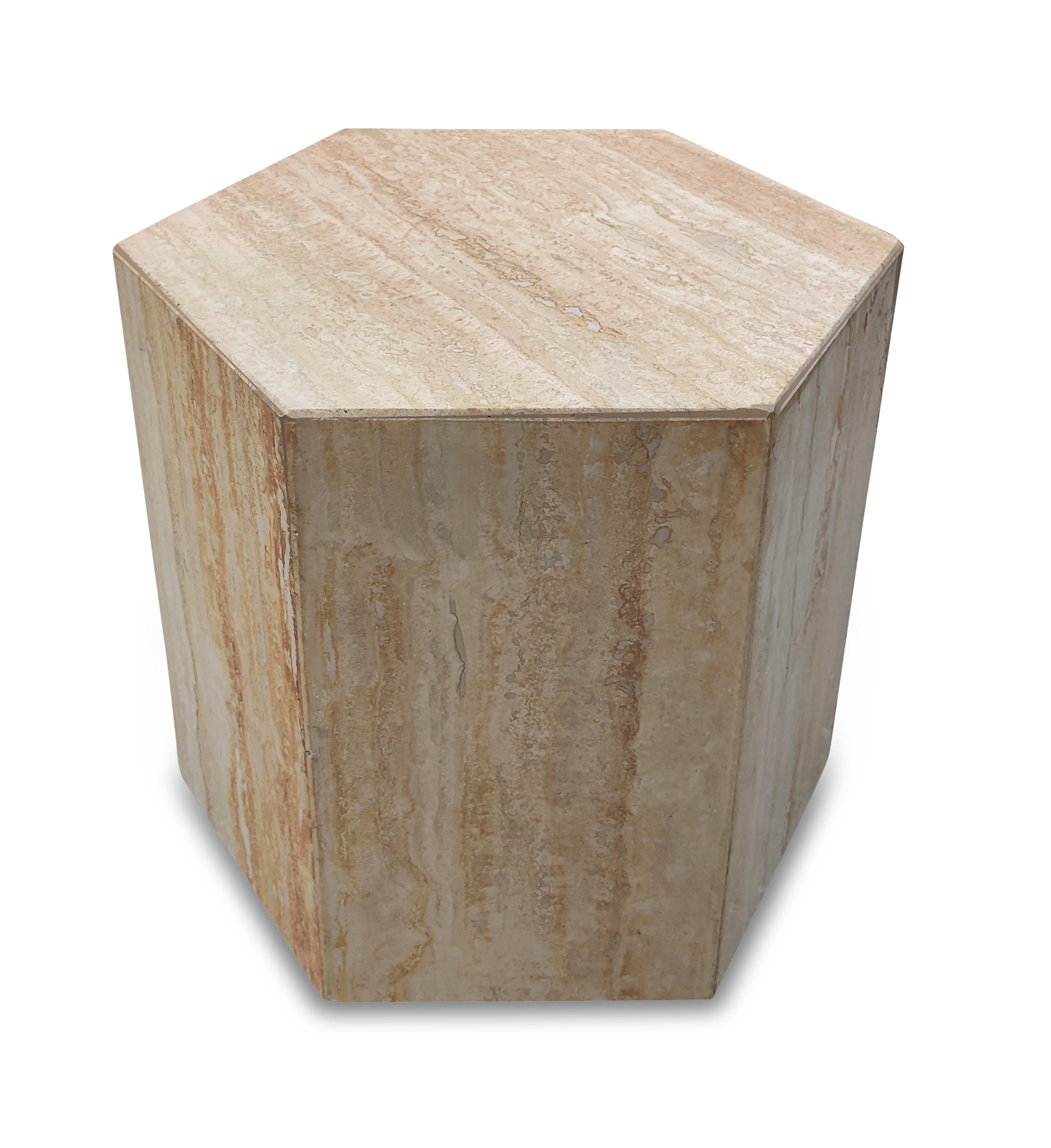 Table d'appoint ou piédestal haxagonal en marbre travertin italien. Le travertin poli est de couleur beige et crème avec de belles variations. Dans certaines zones, le grain prend une teinte rouge ou rouille, ce qui ajoute à sa beauté et à sa