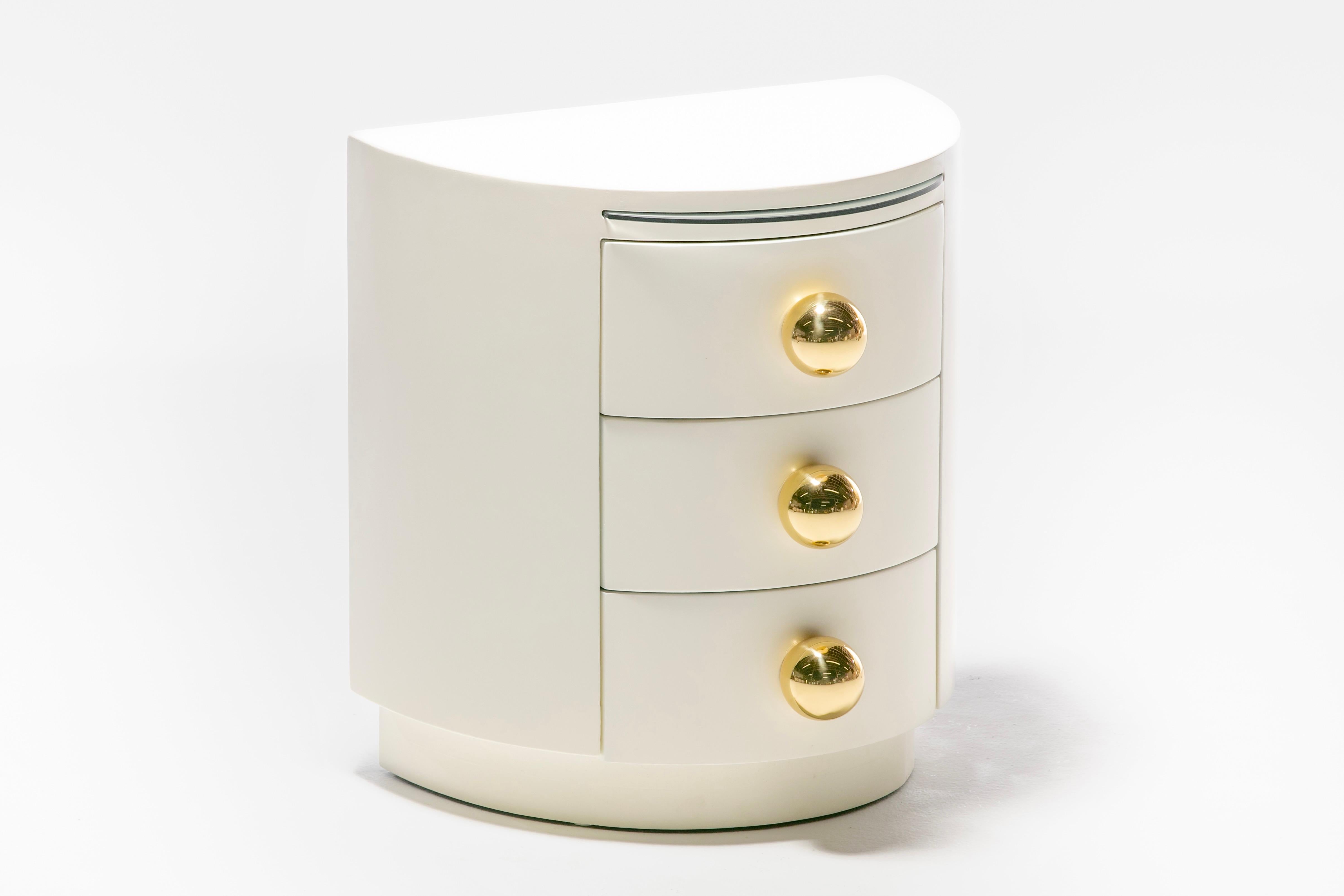 Post Modern Ivory Lacquered Night Stands with Dramatic Polished Brass Hardware For Sale 5