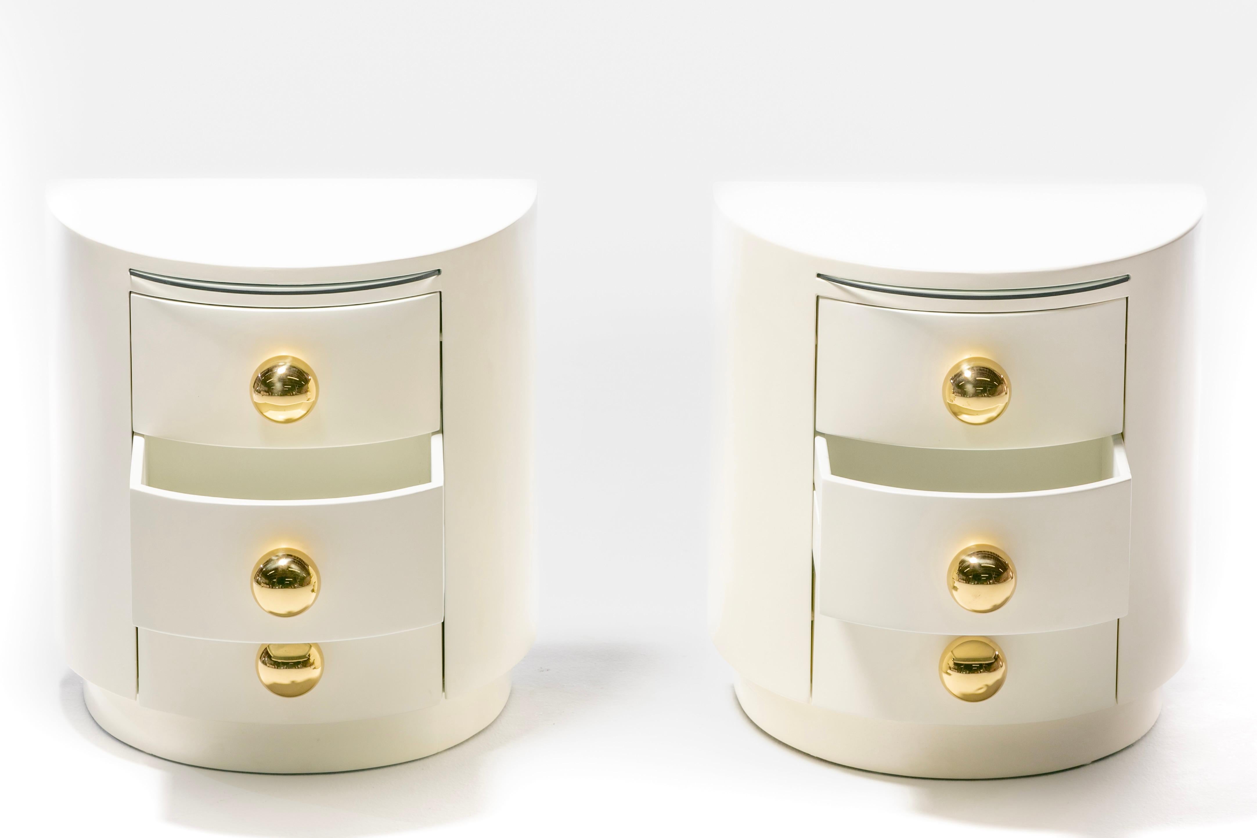 Post Modern Ivory Lacquered Night Stands with Dramatic Polished Brass Hardware For Sale 10