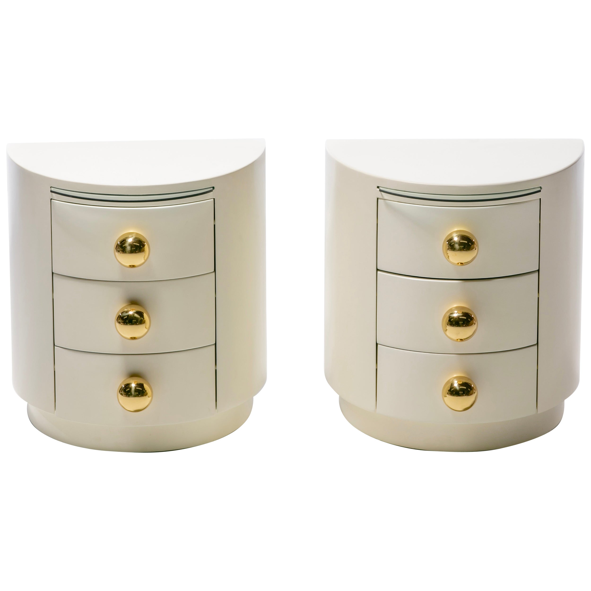 Comodini postmoderni laccati in avorio con hardware drammatico in ottone lucido