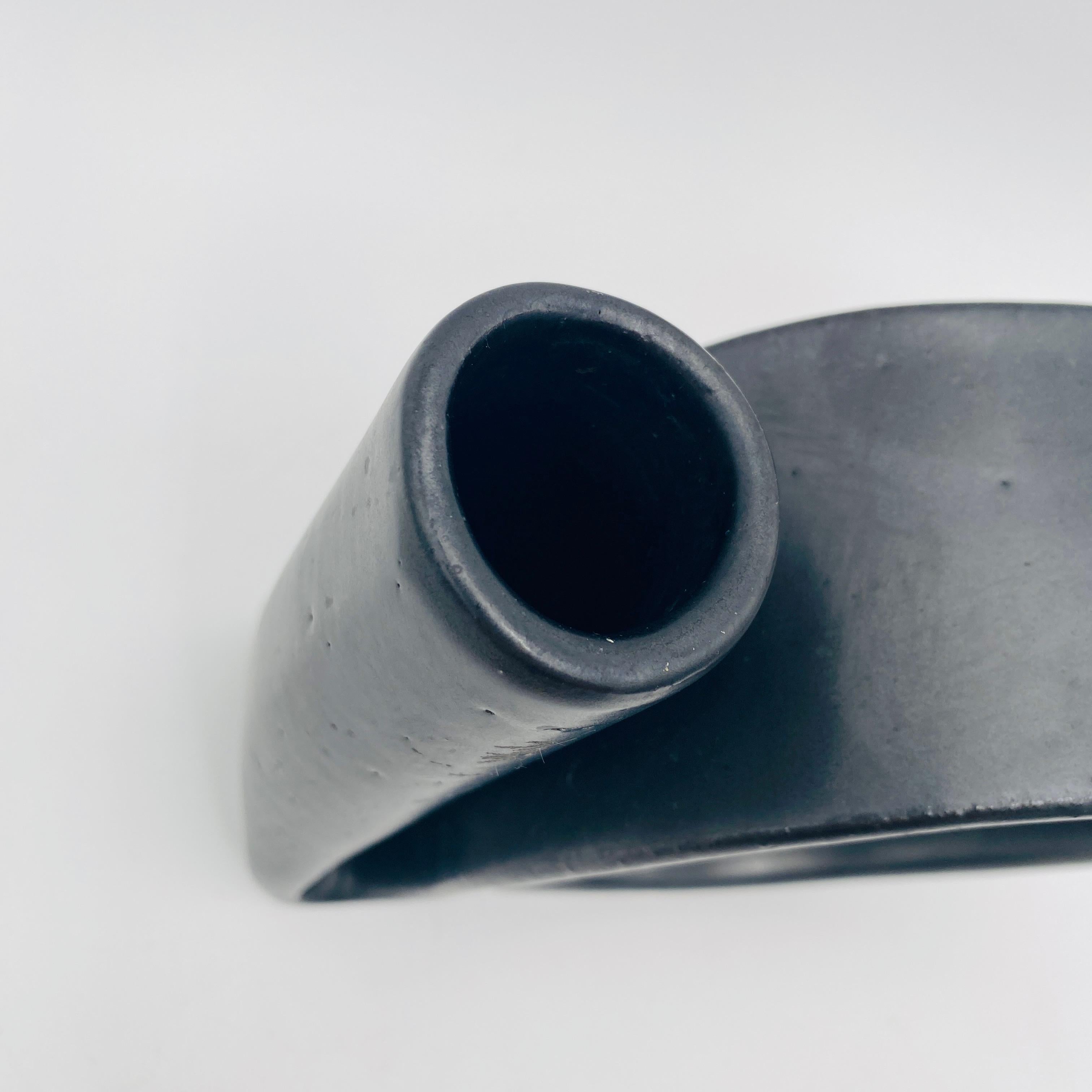 Postmoderne japanische Ikebana-Vase aus Keramik, 1960 im Angebot 2