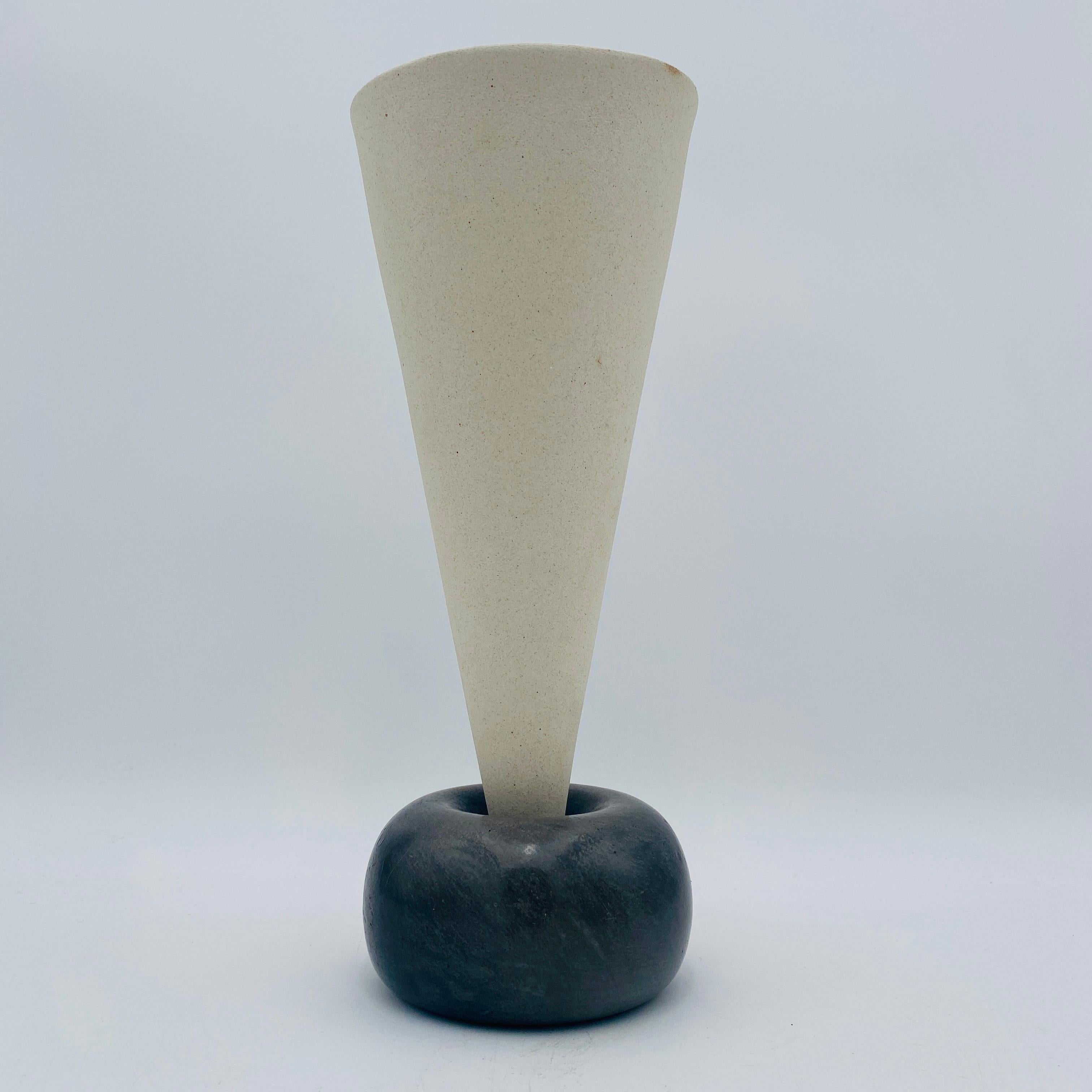 Wunderschöne japanische Vintage-Vase, handgefertigt im Jahr 1997. Der Boden ist signiert und datiert. Die Vase besteht aus 3 Teilen, die sich zu einem einzigartigen postmodernen Design zusammenfügen. 
