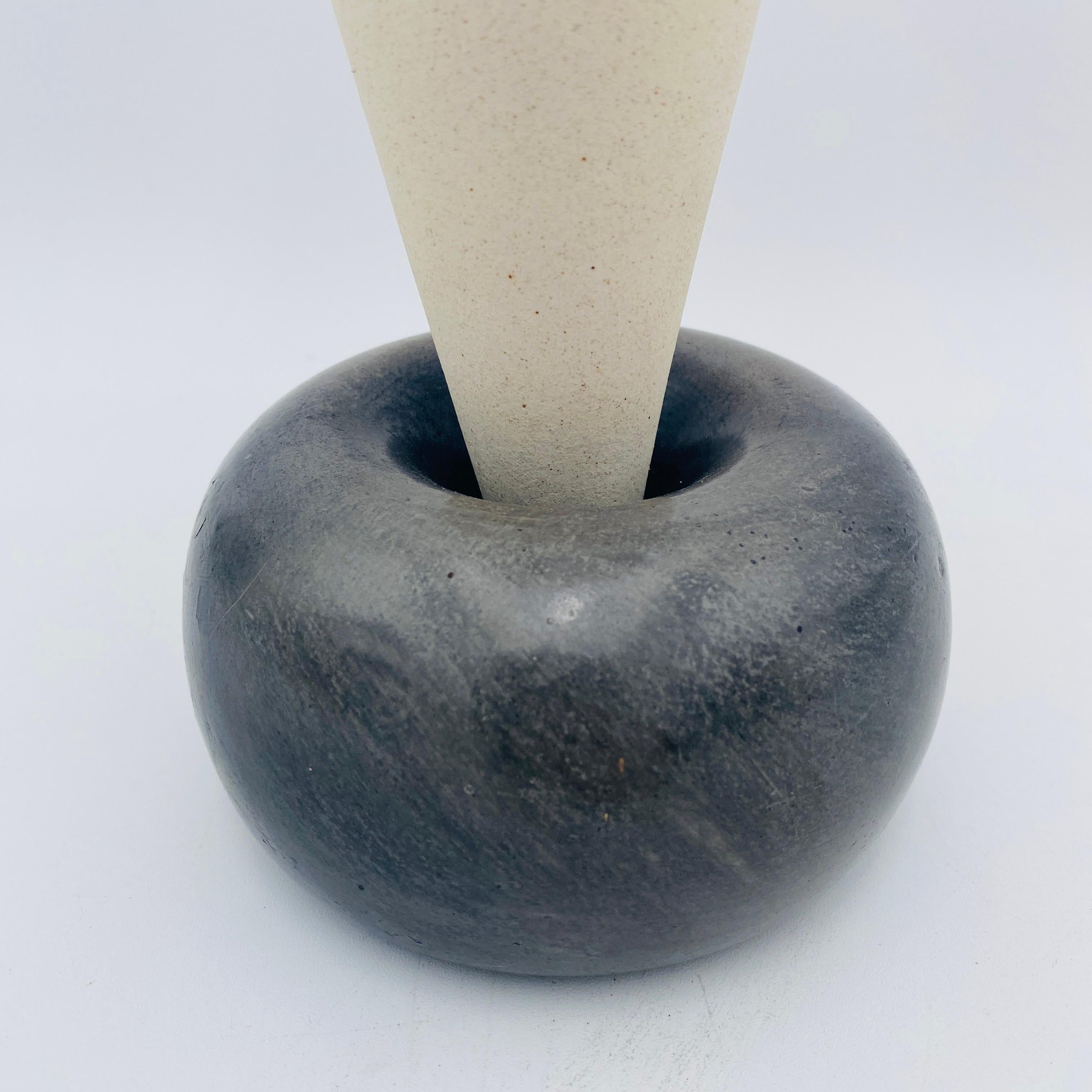 Postmoderne japanische Vase Signiert Tsukashi 1997 (Japanisch) im Angebot
