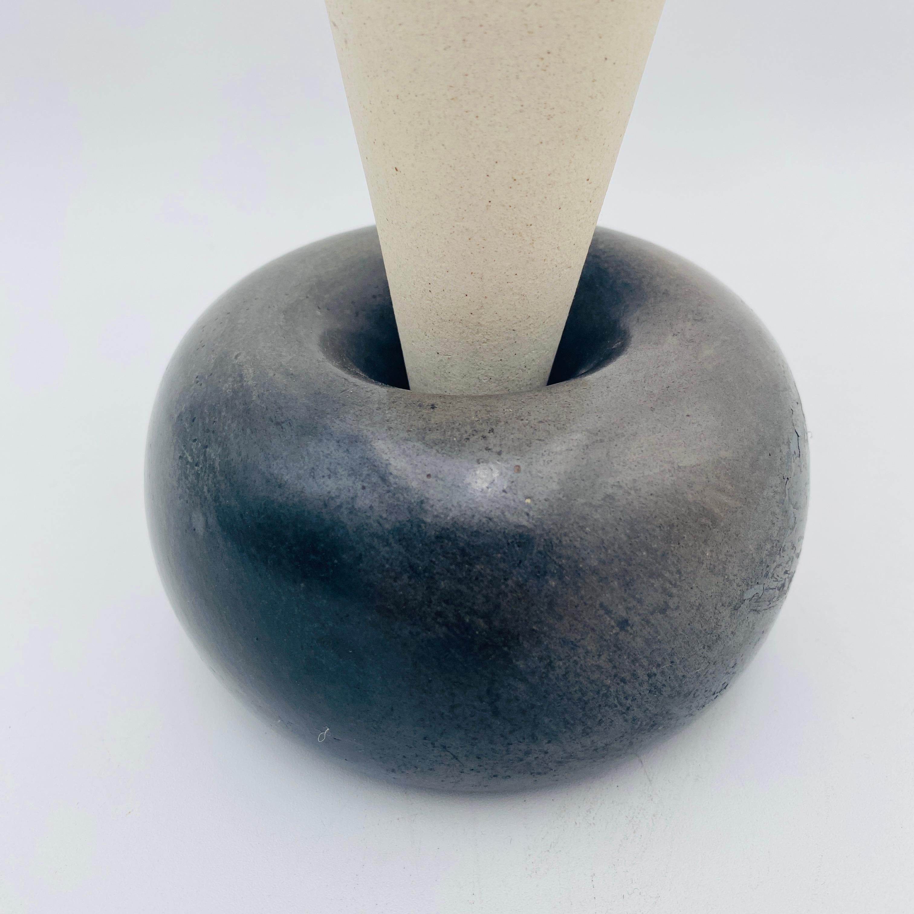 Postmoderne japanische Vase Signiert Tsukashi 1997 im Zustand „Gut“ im Angebot in San Juan Capistrano, CA