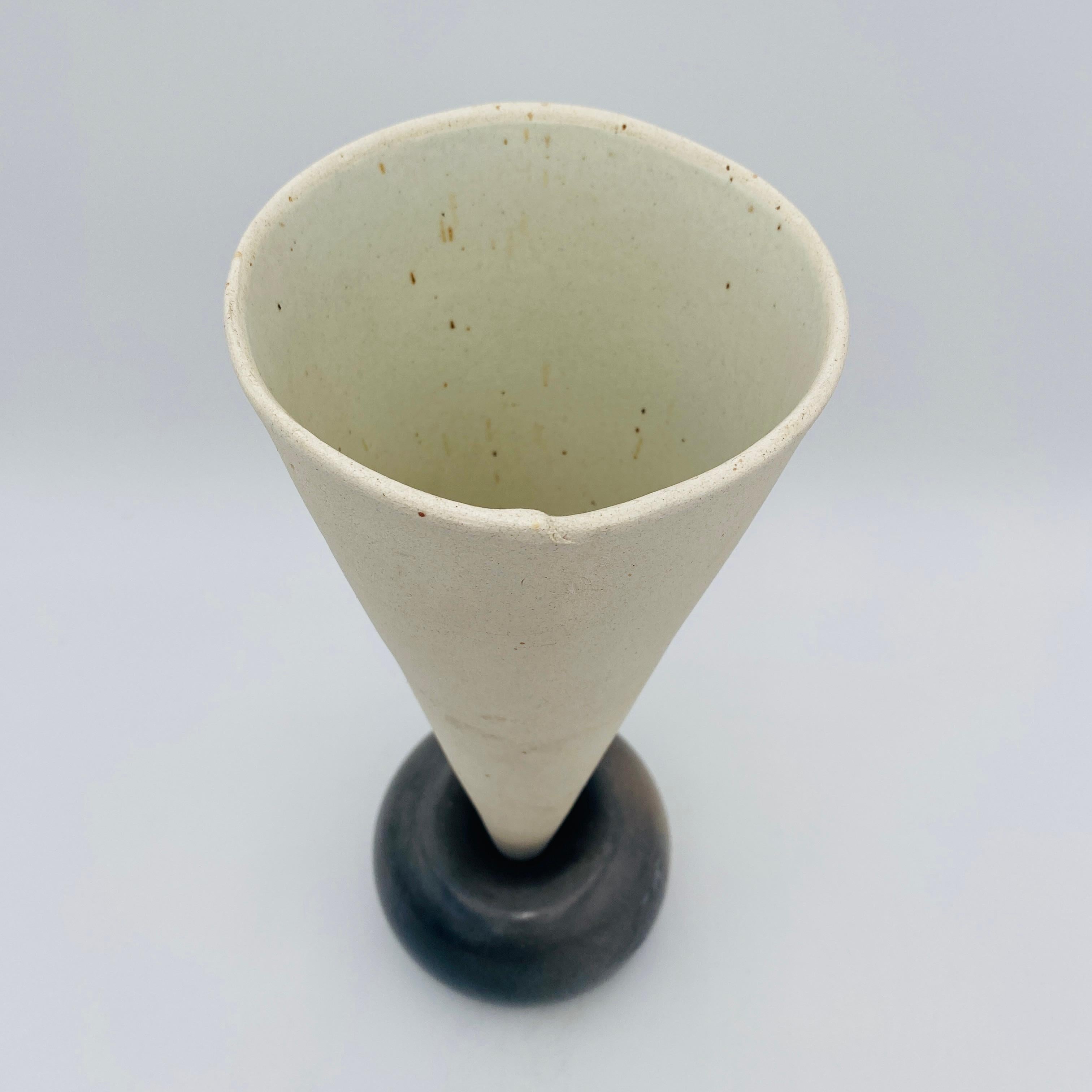 Postmoderne japanische Vase Signiert Tsukashi 1997 (Keramik) im Angebot