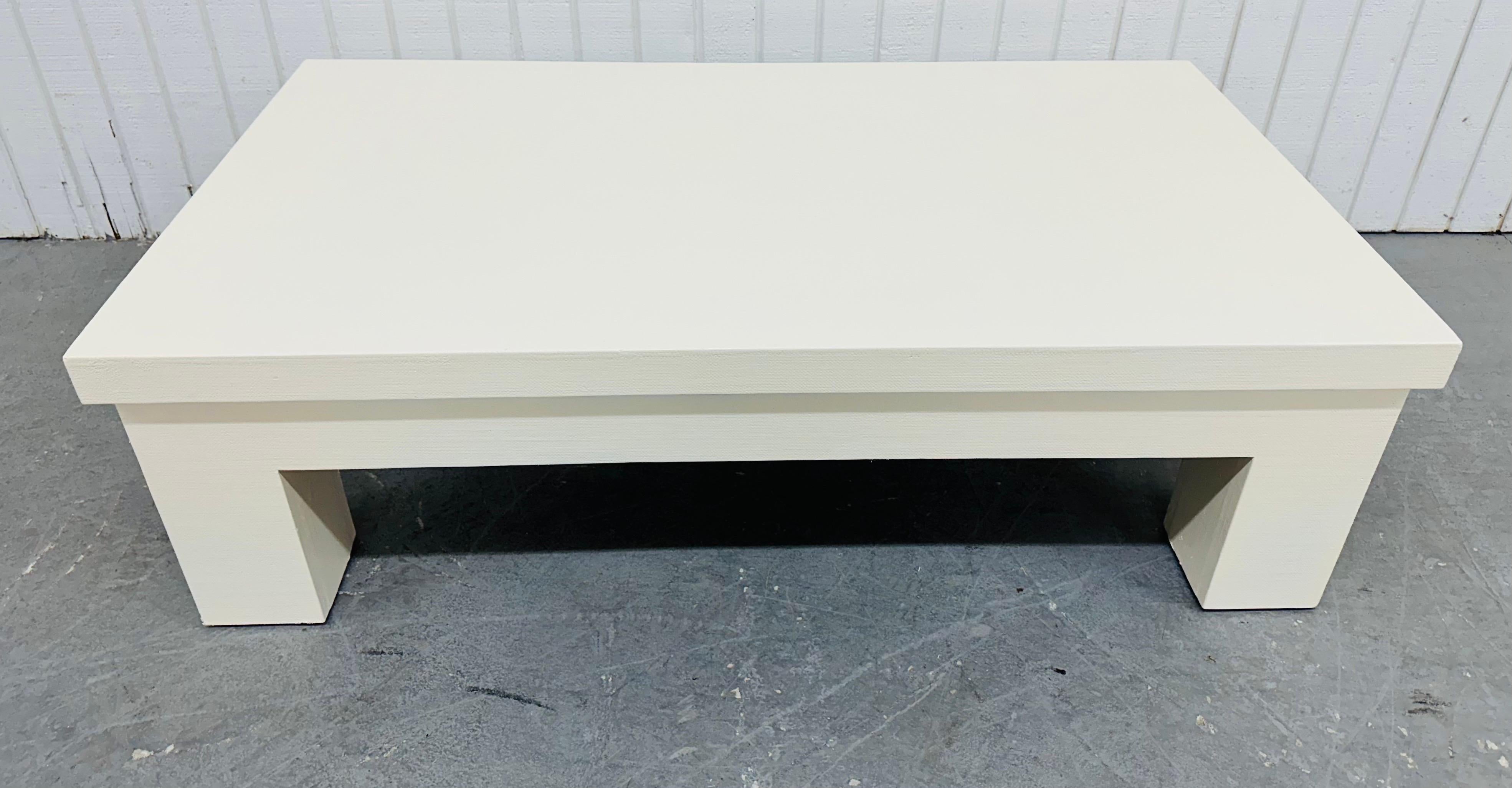 Cette annonce concerne une table basse post-moderne de style Karl Springer. Whiting avec un design aux lignes droites, un plateau rectangulaire, des pieds épais et modernes, enveloppés de lin avec une finition blanc cassé. Il s'agit d'une