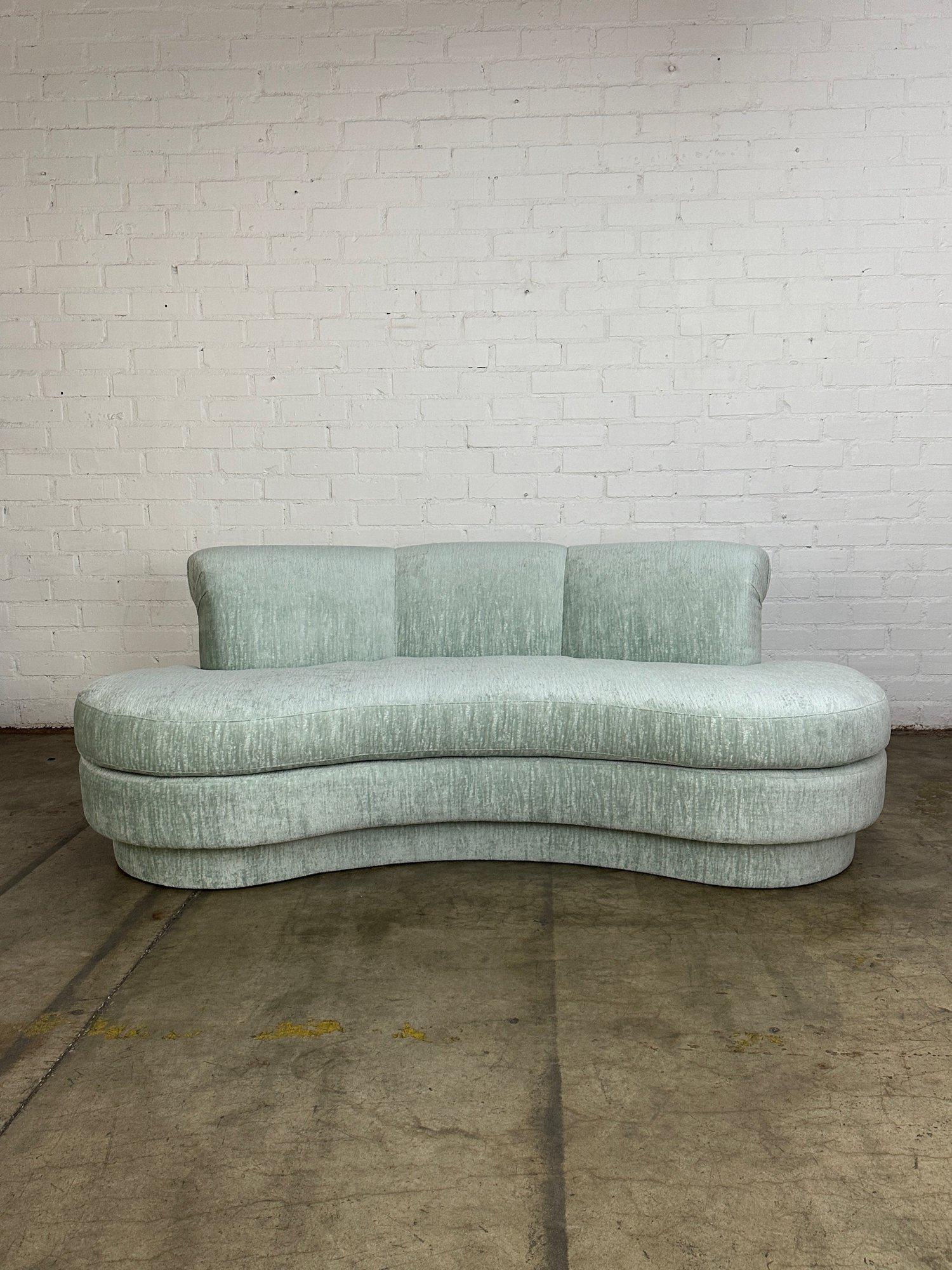 Post Modern Kidney sofa In Good Condition For Sale In Los Angeles, CA