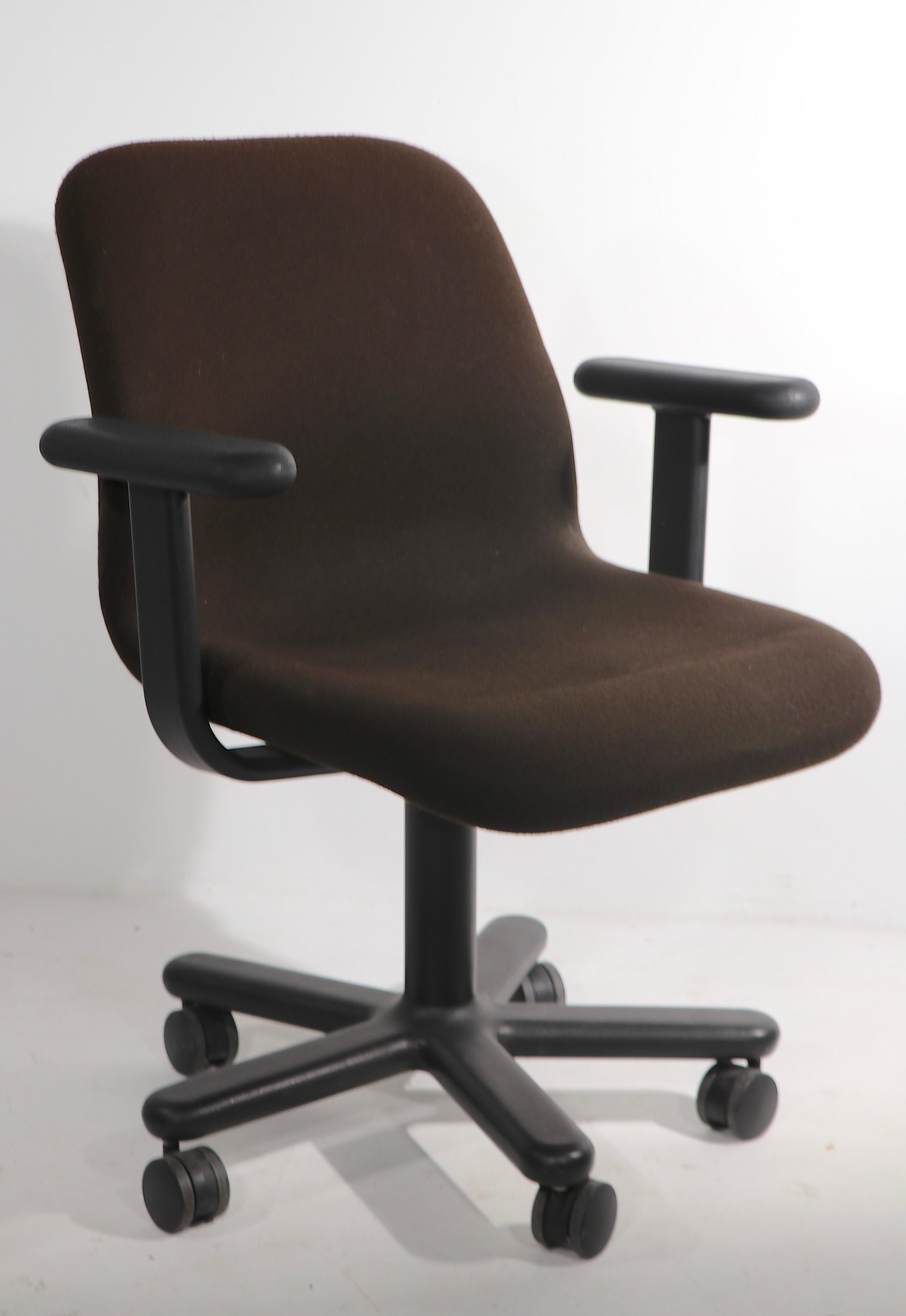 Außergewöhnliche(r) Knoll-Schreibtischdrehstuhl(e) aus den 1970er Jahren, in reicher brauner Formschaumpolsterung, auf Fünfsternfuß. Der Stuhl ist um 360° drehbar, und die Basis steht auf doppelten Rollenfüßen, was diesen ergonomischen Stuhl äußerst