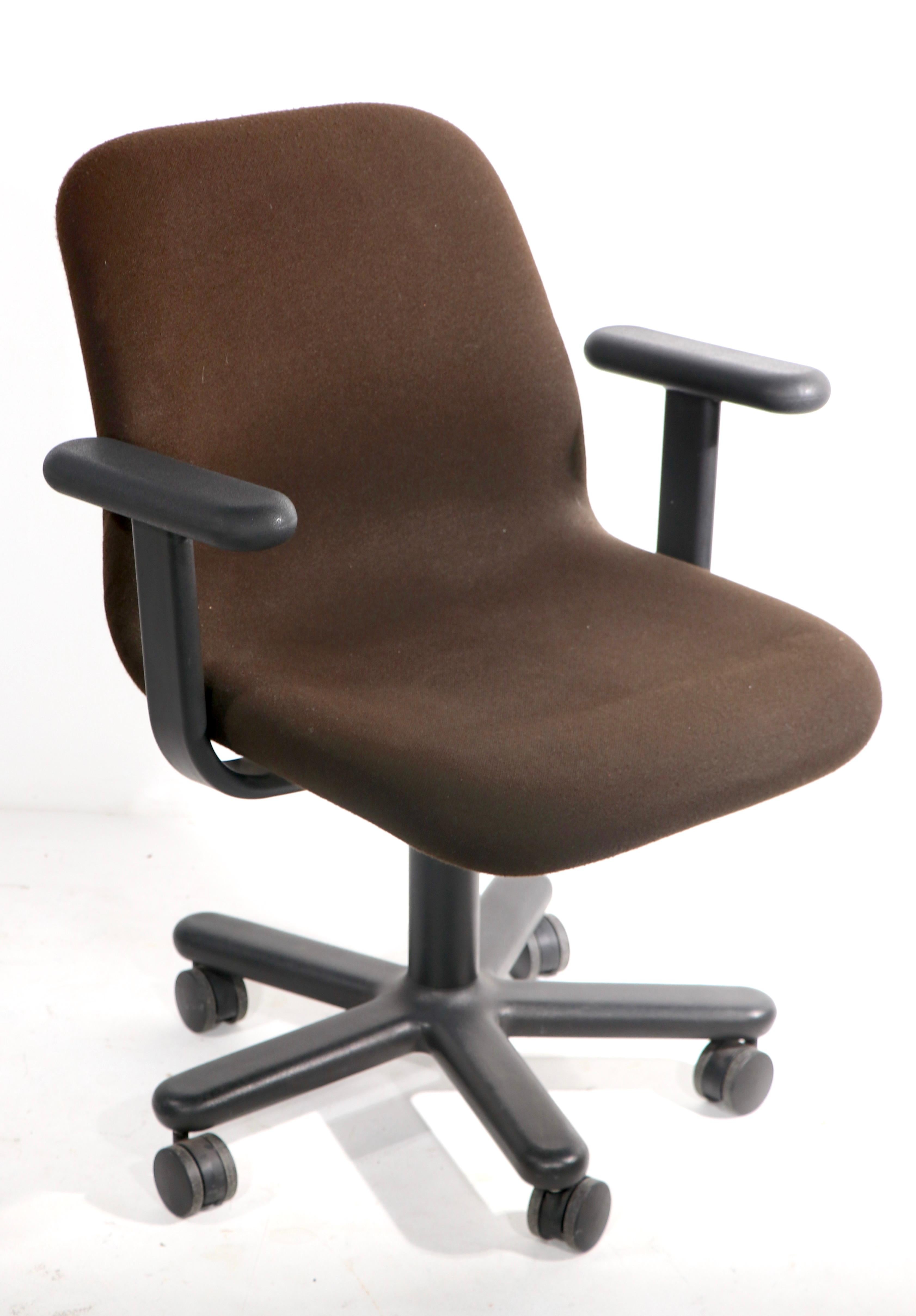 Postmoderne Bureau pivotant post-moderne Knoll, bureau, chaises 11 disponibles en vente