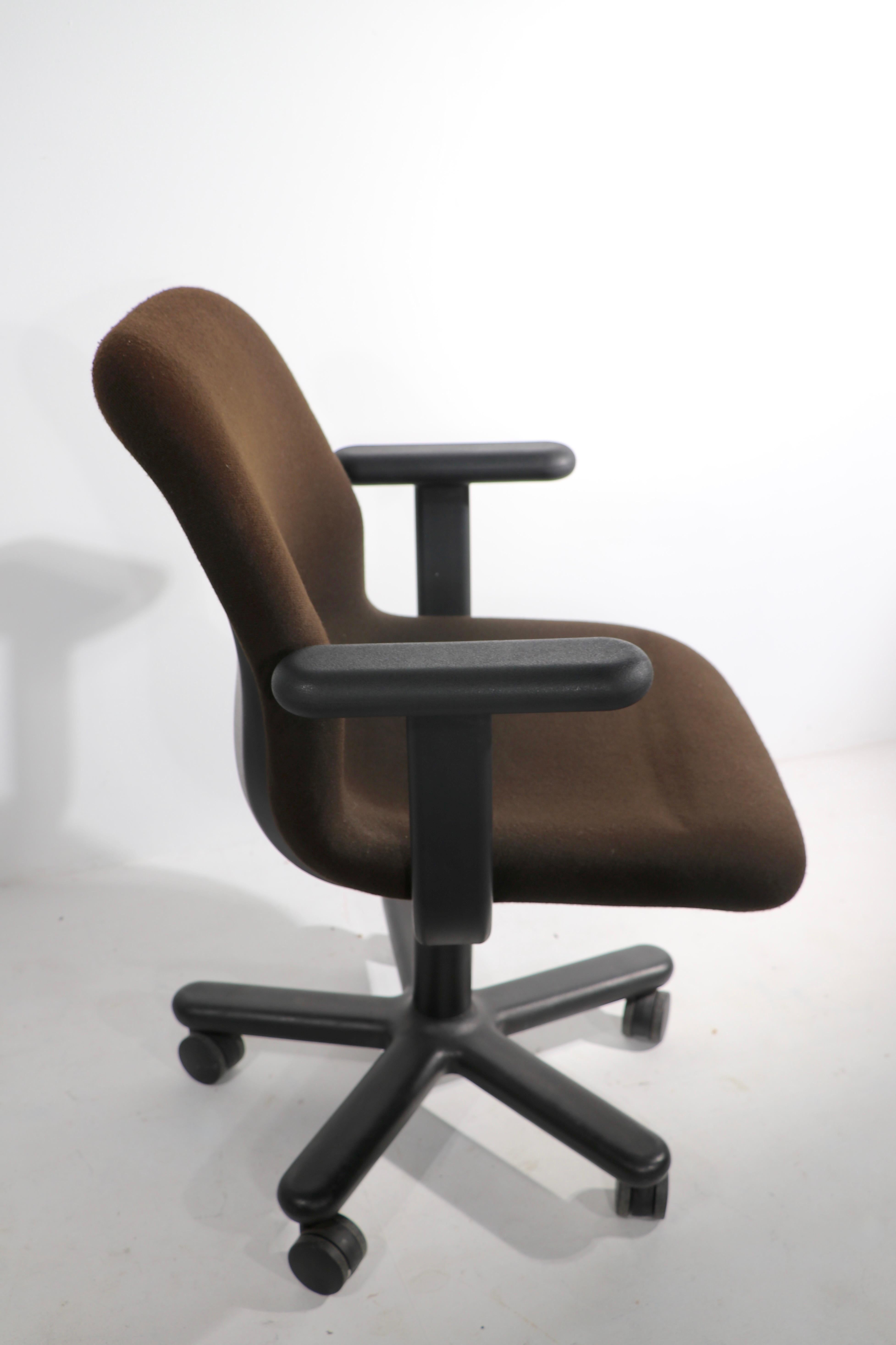 Américain Bureau pivotant post-moderne Knoll, bureau, chaises 11 disponibles en vente