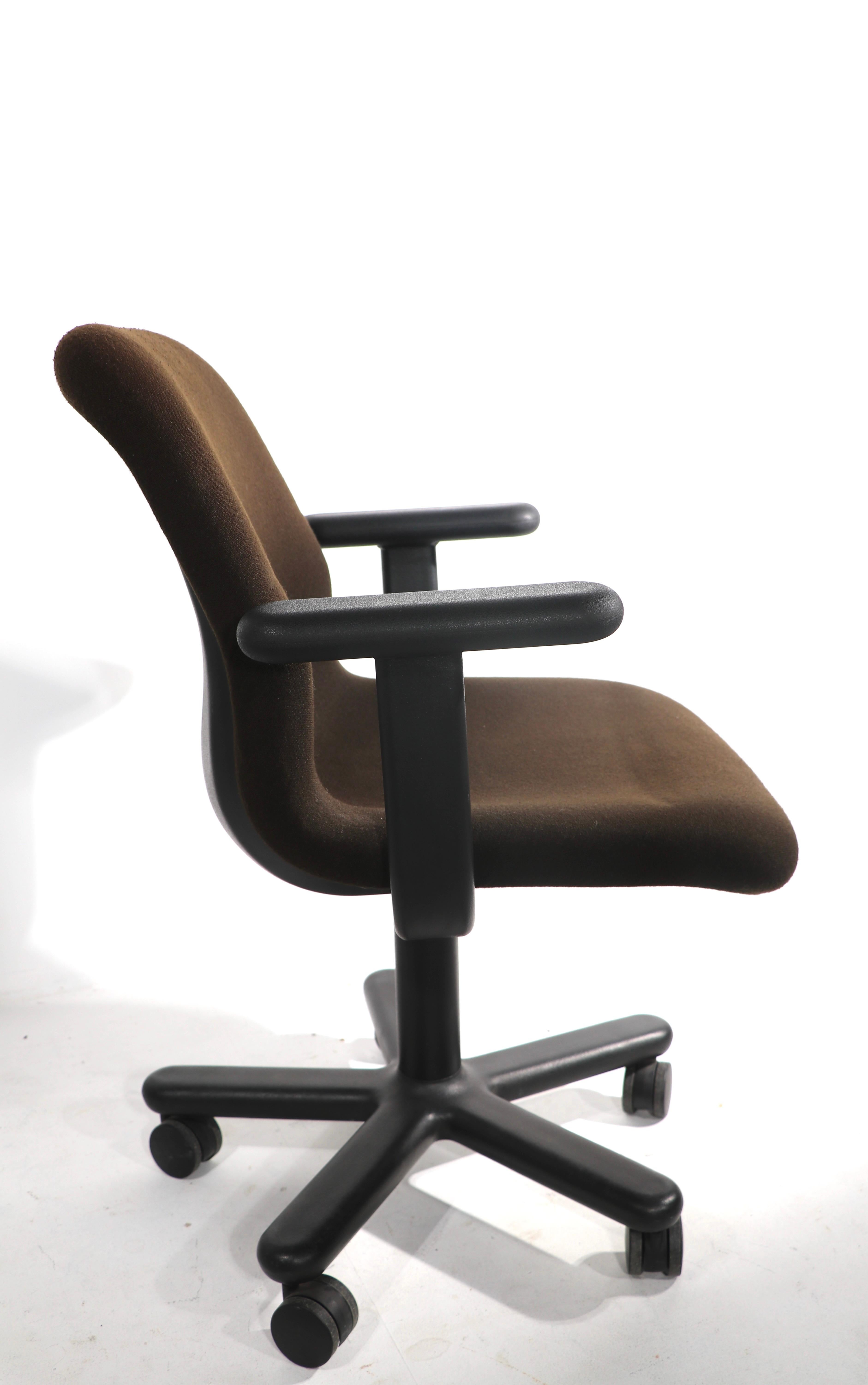 Post Modern Knoll Dreh-Schreibtisch, Büro, Stühle 11 verfügbar (Postmoderne) im Angebot