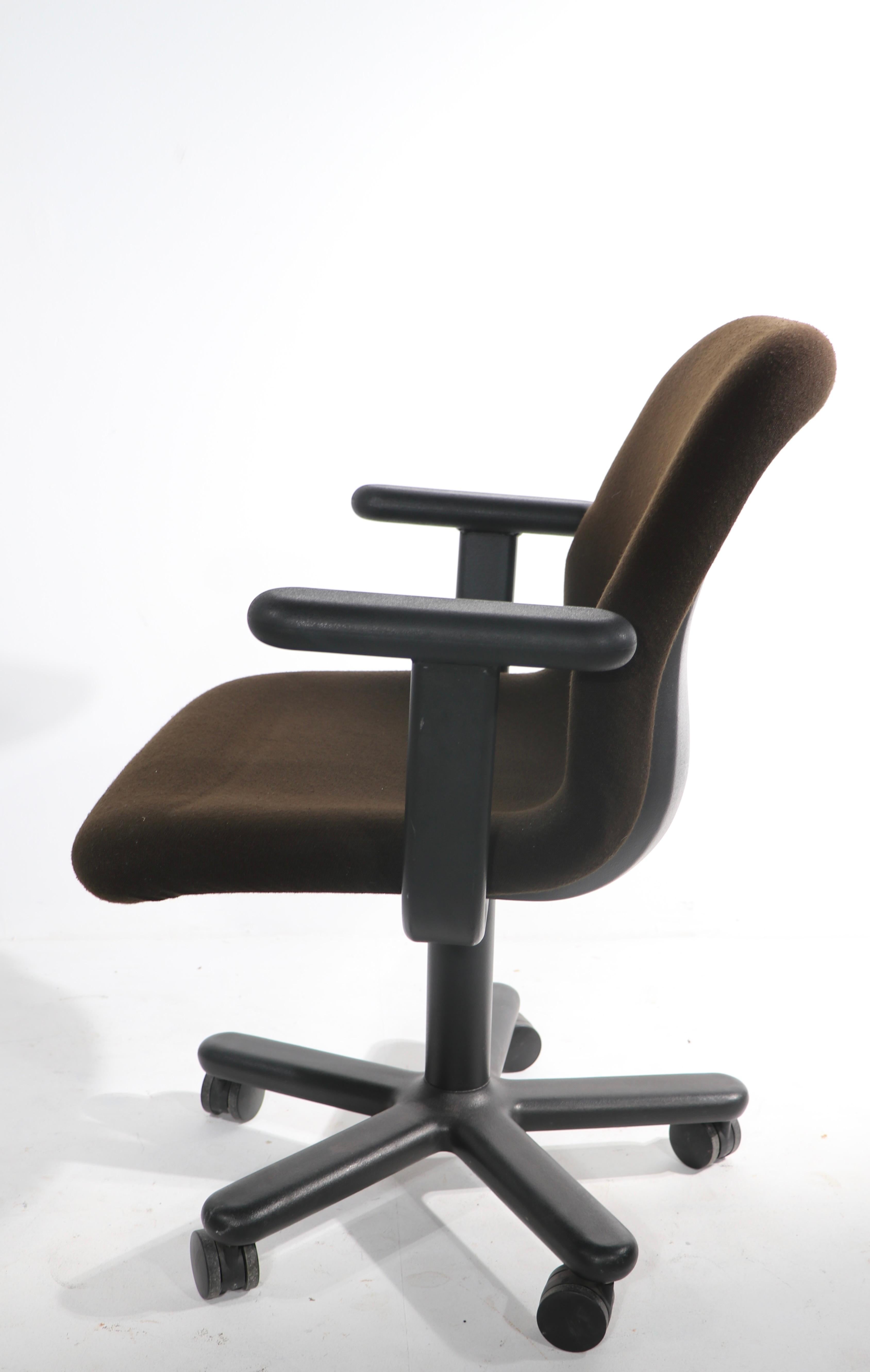 Bureau pivotant post-moderne Knoll, bureau, chaises 11 disponibles en vente 1